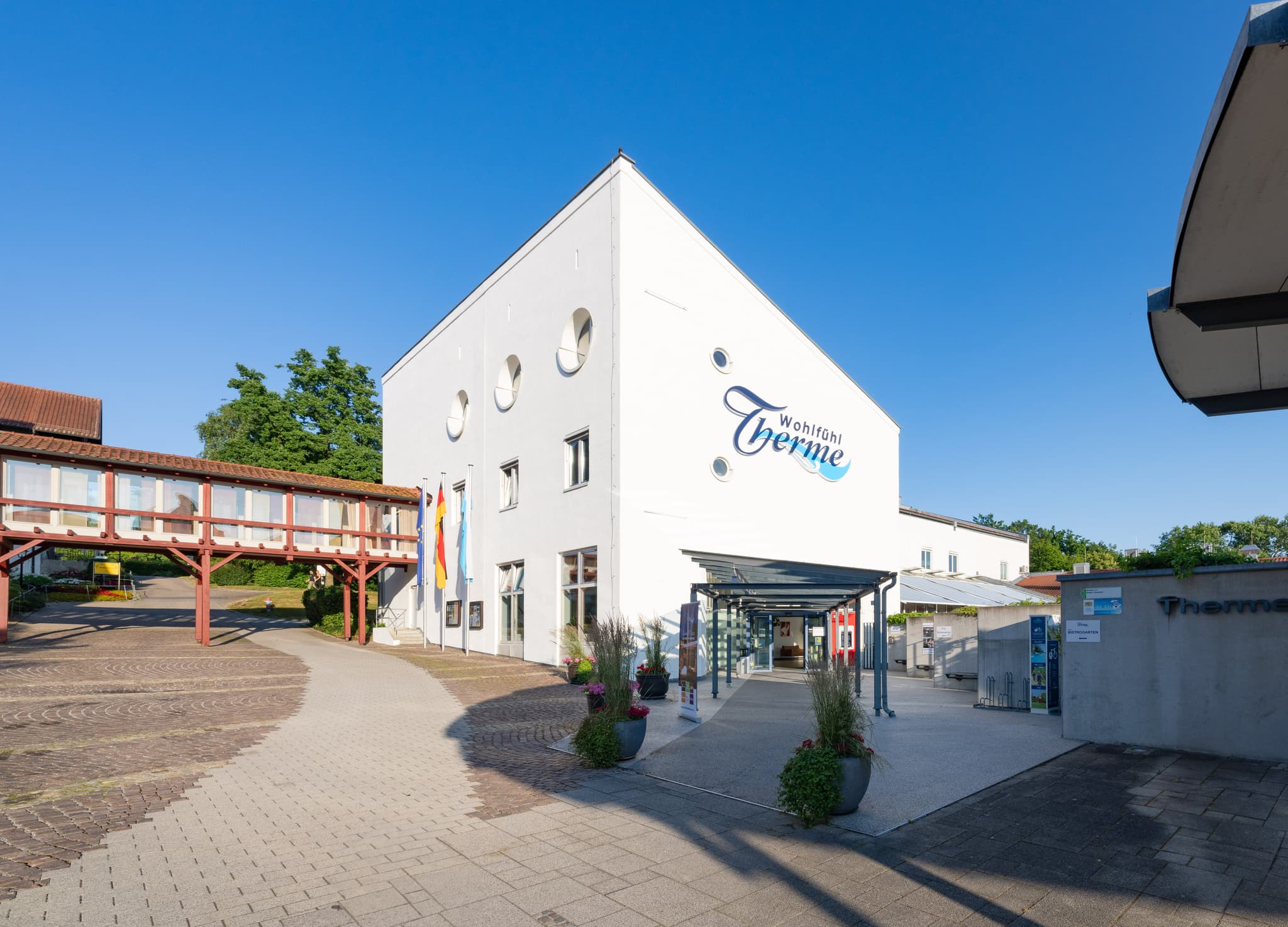 Wohlfühl-Therme in Bad Griesbach, Landkreis Passau, Niederbayern. Das Foto zeigt den Eingangsbereich. Niederbayern, Donau-Wald in Bayern, Deutschland.