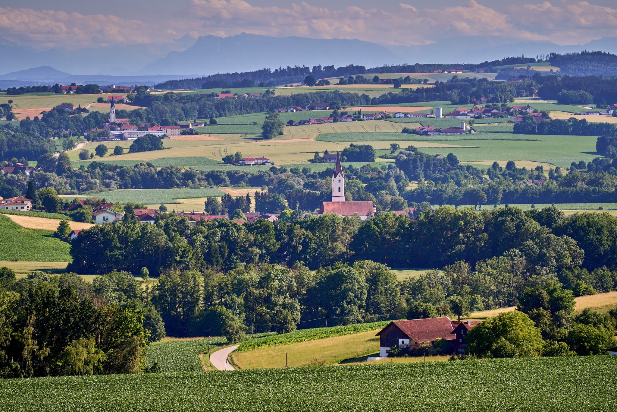 Landschaftsblick von der Hölzlmaier Aussicht bei Bad Griesbach im Landkreis Passau, Niederbayern. Ein Panoramablick über die weite Bäderdreieck-Region