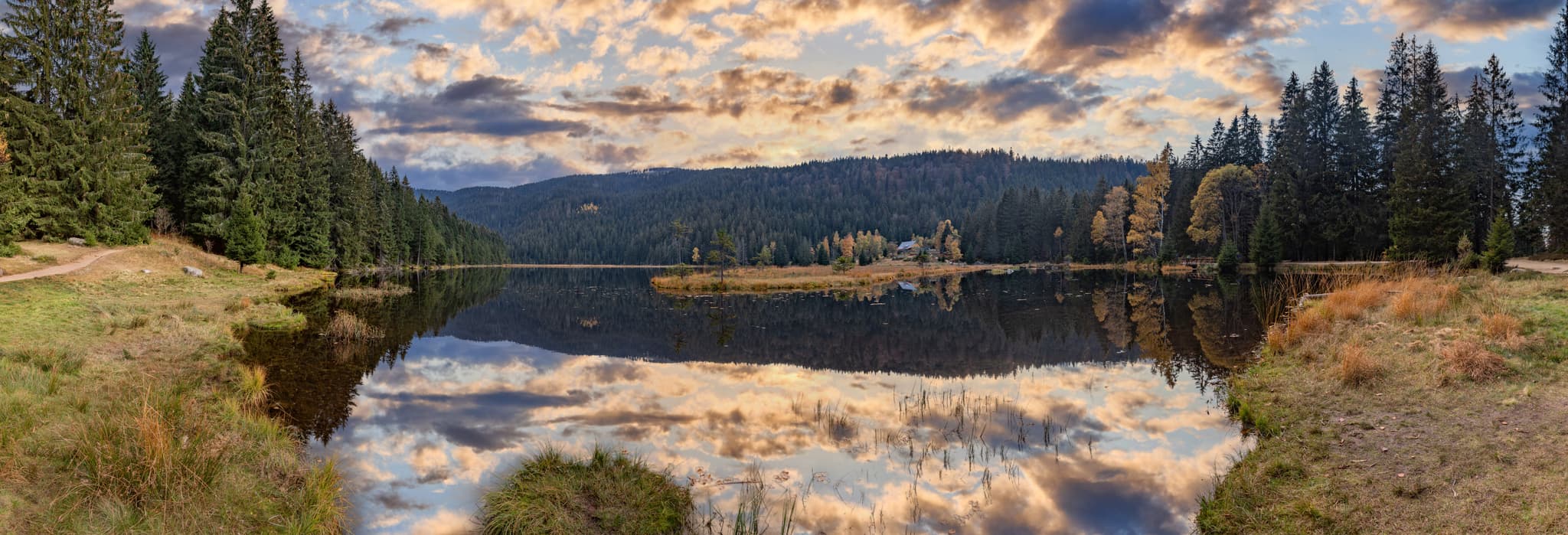 Kleiner Arbersee, Lohberg, Landkreis Cham, Oberpfalz, Deutschland. Panoramaansicht der malerischen Seenlandschaft im Bayerischen Wald.