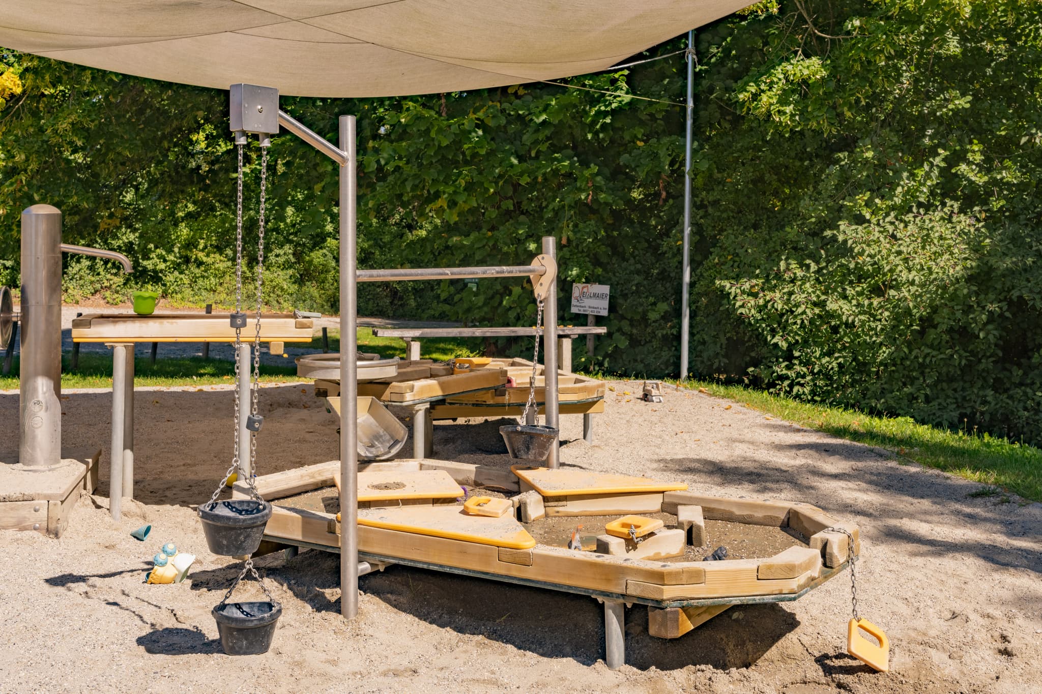 Ein Sand- und Wasserspielplatz am Waldsee in Kirchdorf am Inn, Landkreis Rottal-Inn, Niederbayern, Deutschland. Diese Freizeitanlage bietet Spaß für Kinder.