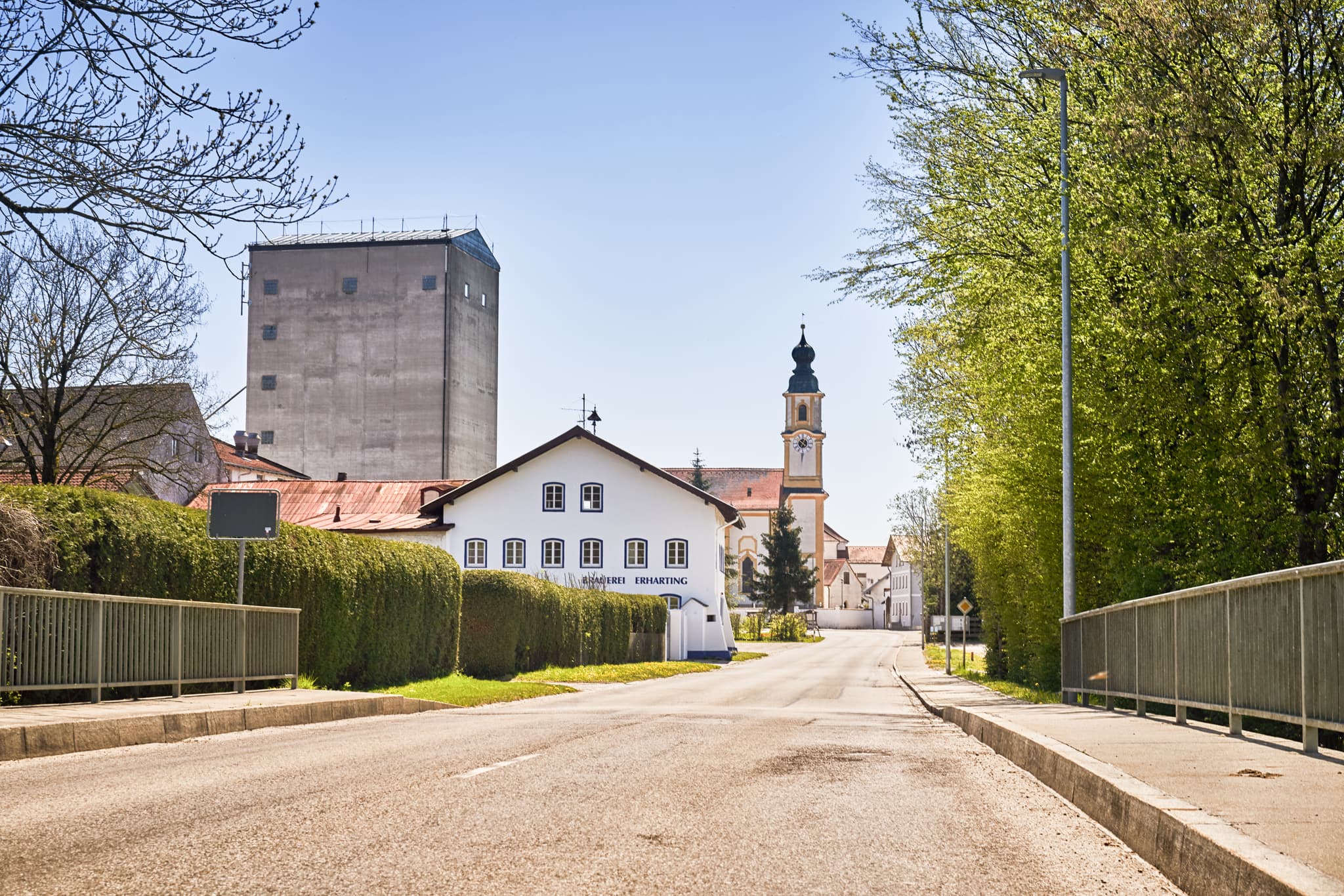 Historische Brauerei in Erharting, Landkreis Mühldorf am Inn, Oberbayern. Das Motiv zeigt die traditionelle Brauerei im Herzen der Inn-Salzach Region.