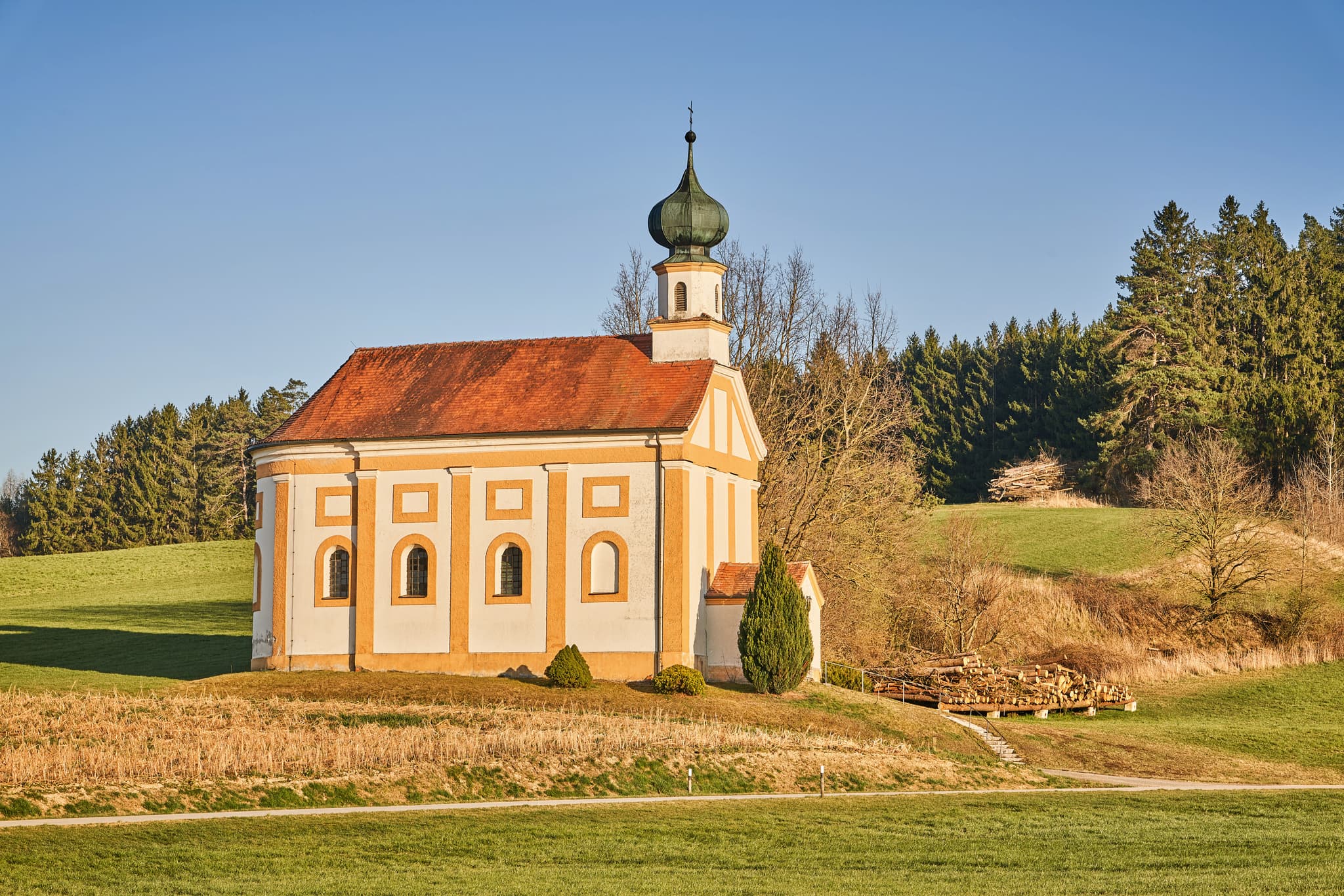 Niederaich Kirche in Pleiskirchen, Landkreis Altötting, Oberbayern, Inn-Salzach, Bayern, Deutschland. Kirche im schönen Licht auf einer Wiese.
