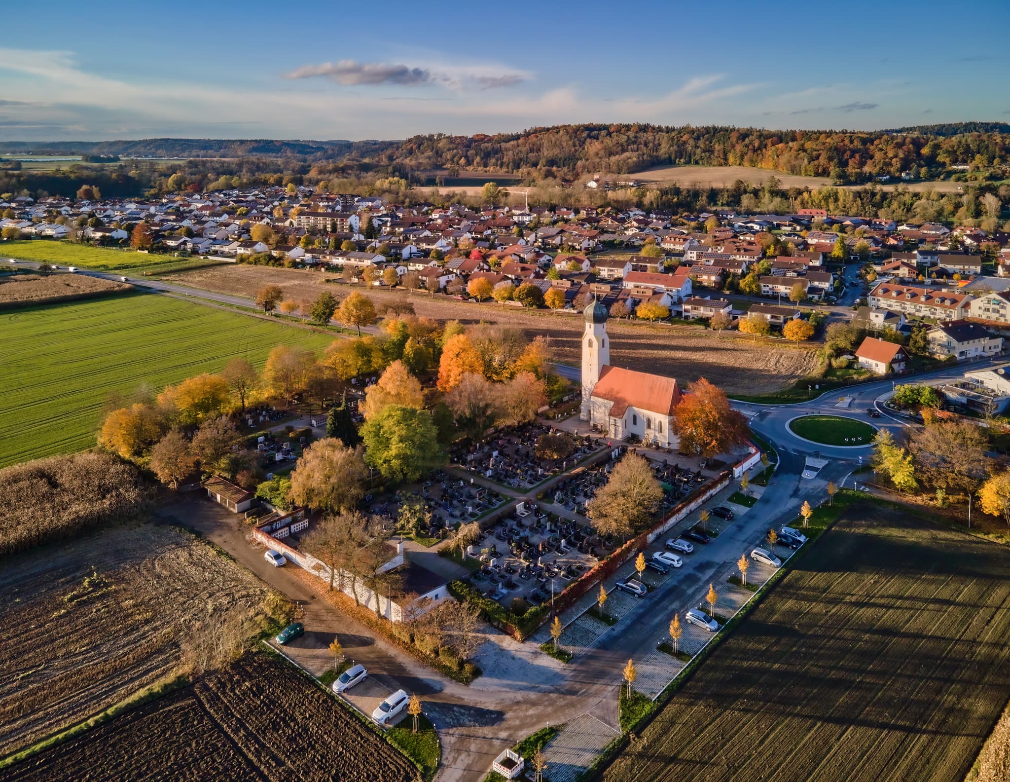 Luftbild von Winhöring, einer Gemeinde im Landkreis Altötting, Oberbayern, Deutschland. Kirche, Friedhof und Wohngebäude in der Region Inn-Salzach.