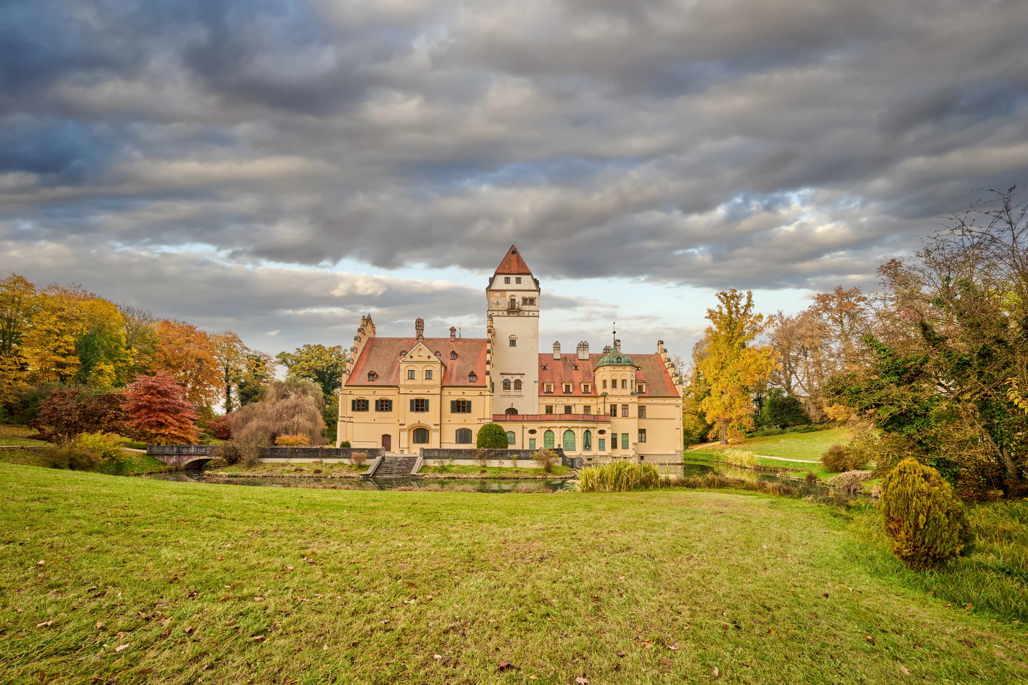 Historisches Schloss Schönau mit Parkanlage und Herbstfarben in Schönau, Landkreis Rottal-Inn, Niederbayern. Malerisches Bauwerk im Holzland, Deutschland.