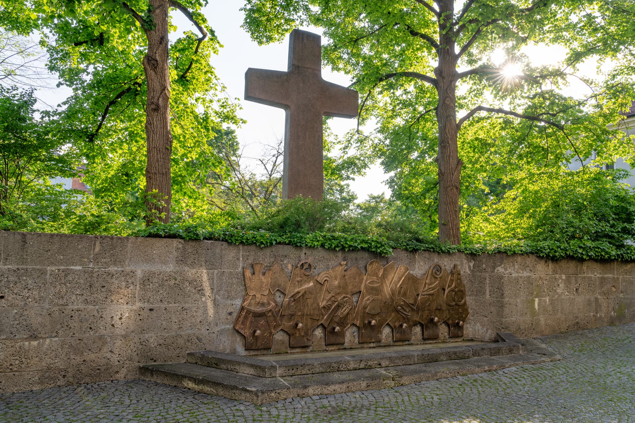 Der Brunnen am Kreuzweg auf dem Kapellplatz in Altötting, Landkreis Altötting, Oberbayern. Historisches Motiv in der Inn-Salzach Region, Deutschland.