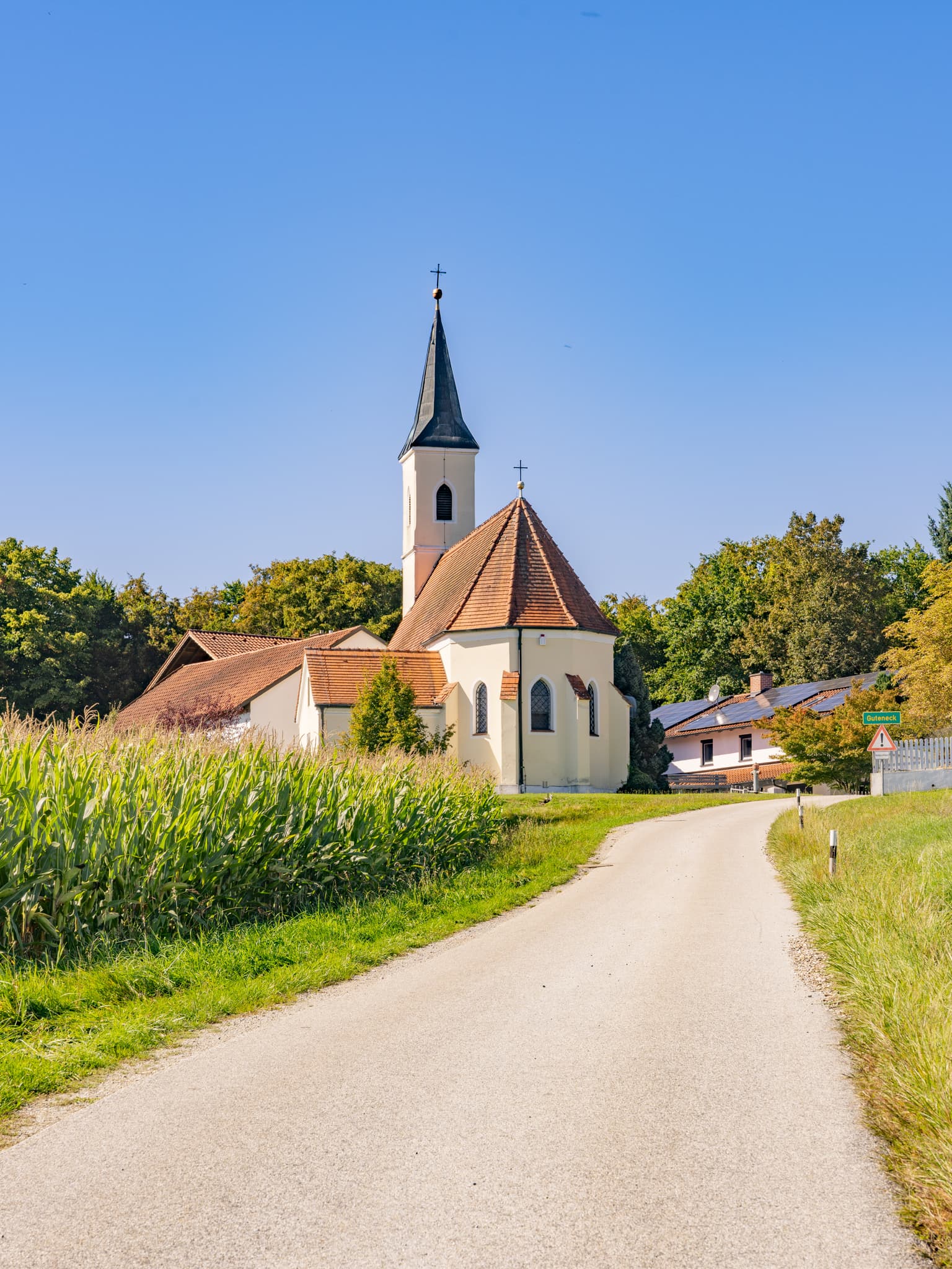 Wallfahrtskirche Mariä Himmelfahrt in Guteneck, Johanniskirchen, Rottal-Inn, Niederbayern, Deutschland. Sie liegt im ländlichen Holzland, umgeben von Feldern.