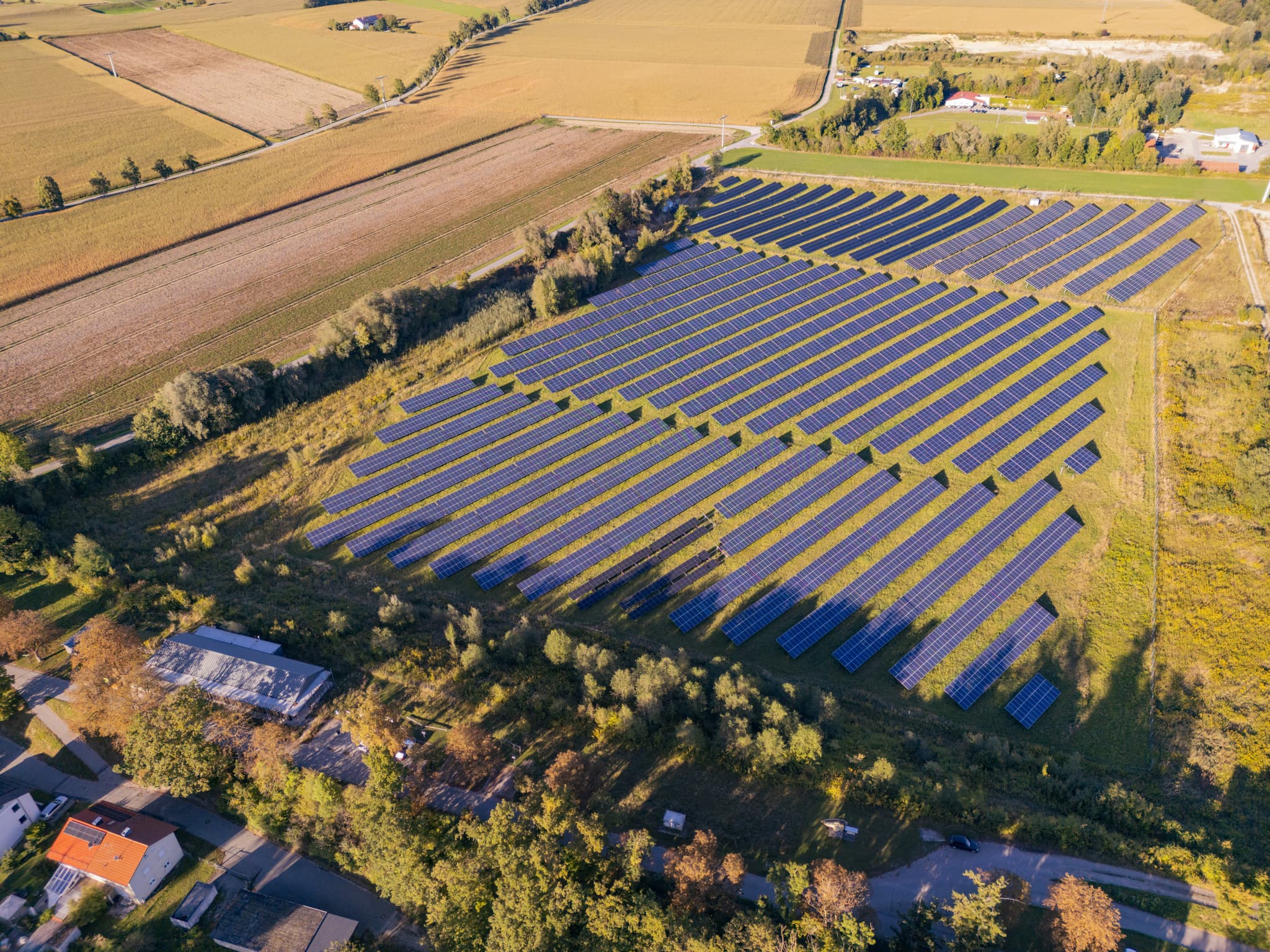 PV-Freiflächenanlage bei Ering am Inn, Landkreis Rottal-Inn, Niederbayern. Die Solaranlage befindet sich inmitten ländlicher Felder im Holzland, Deutschland.