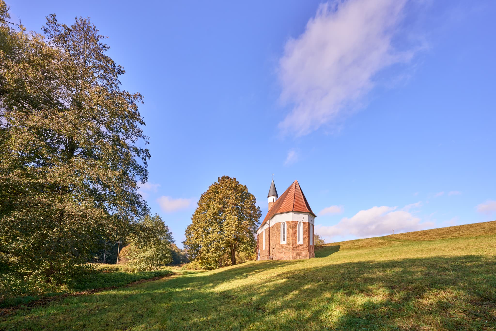 Die St. Koloman Kirchlein in Martinskirchen, Wurmannsquick, Rottal-Inn, Niederbayern, Deutschland, präsentiert sich in der ländlichen Landschaft des Holzlandes.
