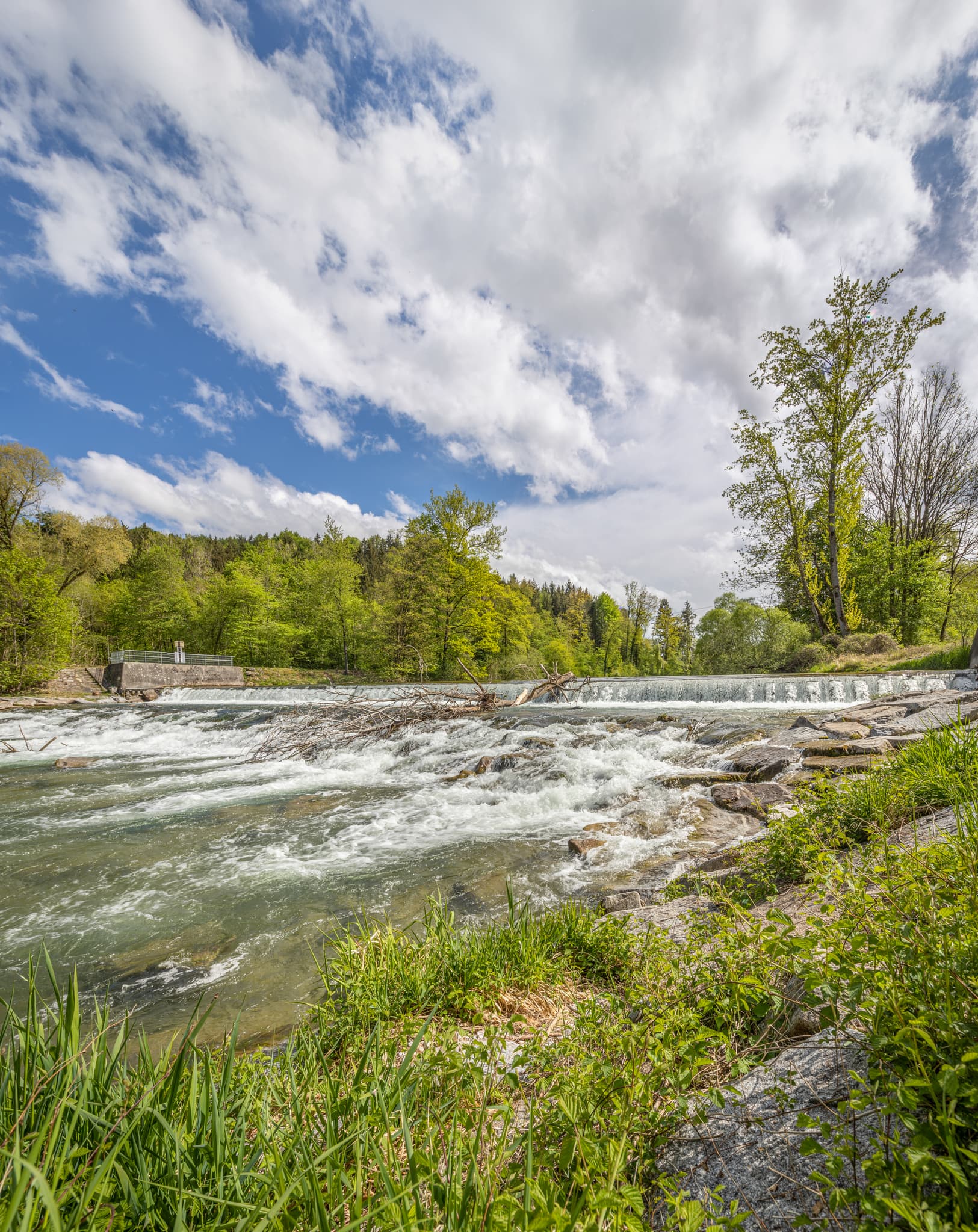 Der obere Wasserfall der Alz in Garching, Landkreis Altötting, Oberbayern, Deutschland. Naturbelassene Flusslandschaft in der Region Inn-Salzach.