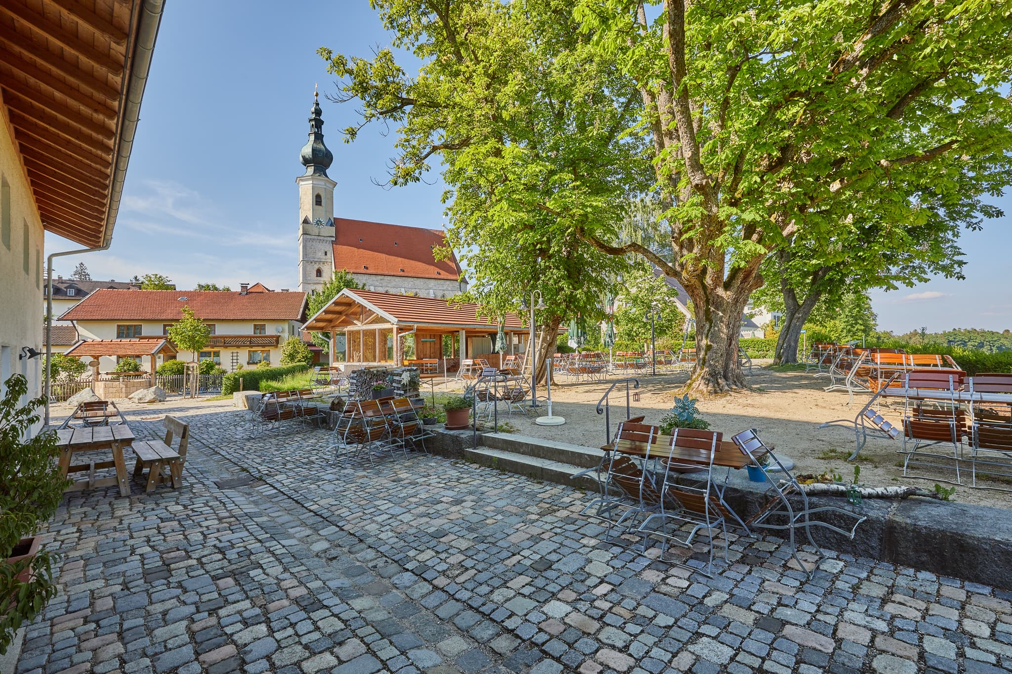 Die Asten DorfWirtschaft in Tittmoning, Oberbayern, Deutschland. Genießen Sie die idyllische Atmosphäre und die Gastfreundschaft.