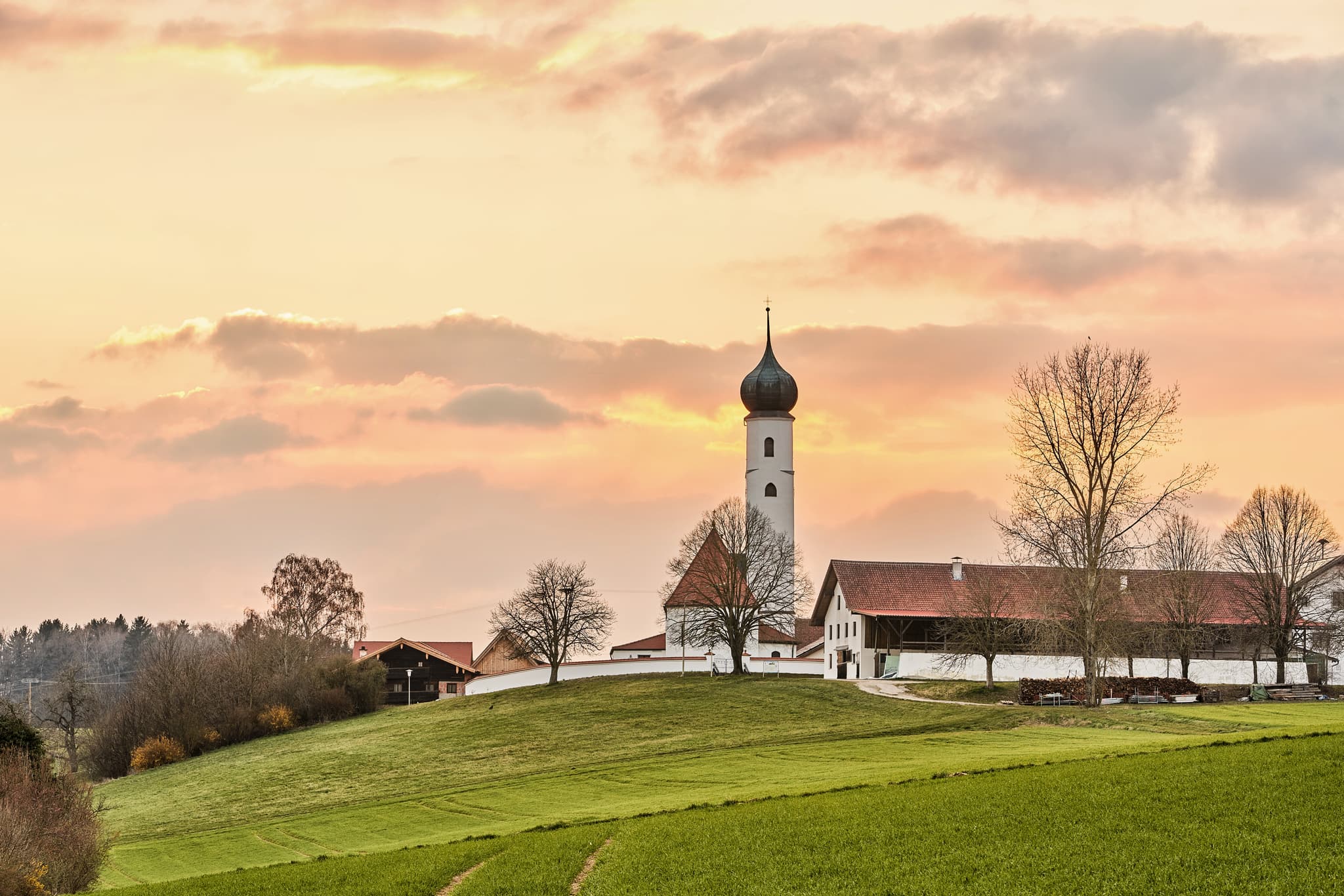 Idyllische Herbstlandschaft von Endlkirchen in Erlbach, Landkreis Altötting. Malerische Kirche prägt das Dorfbild der Region Inn-Salzach, Oberbayern