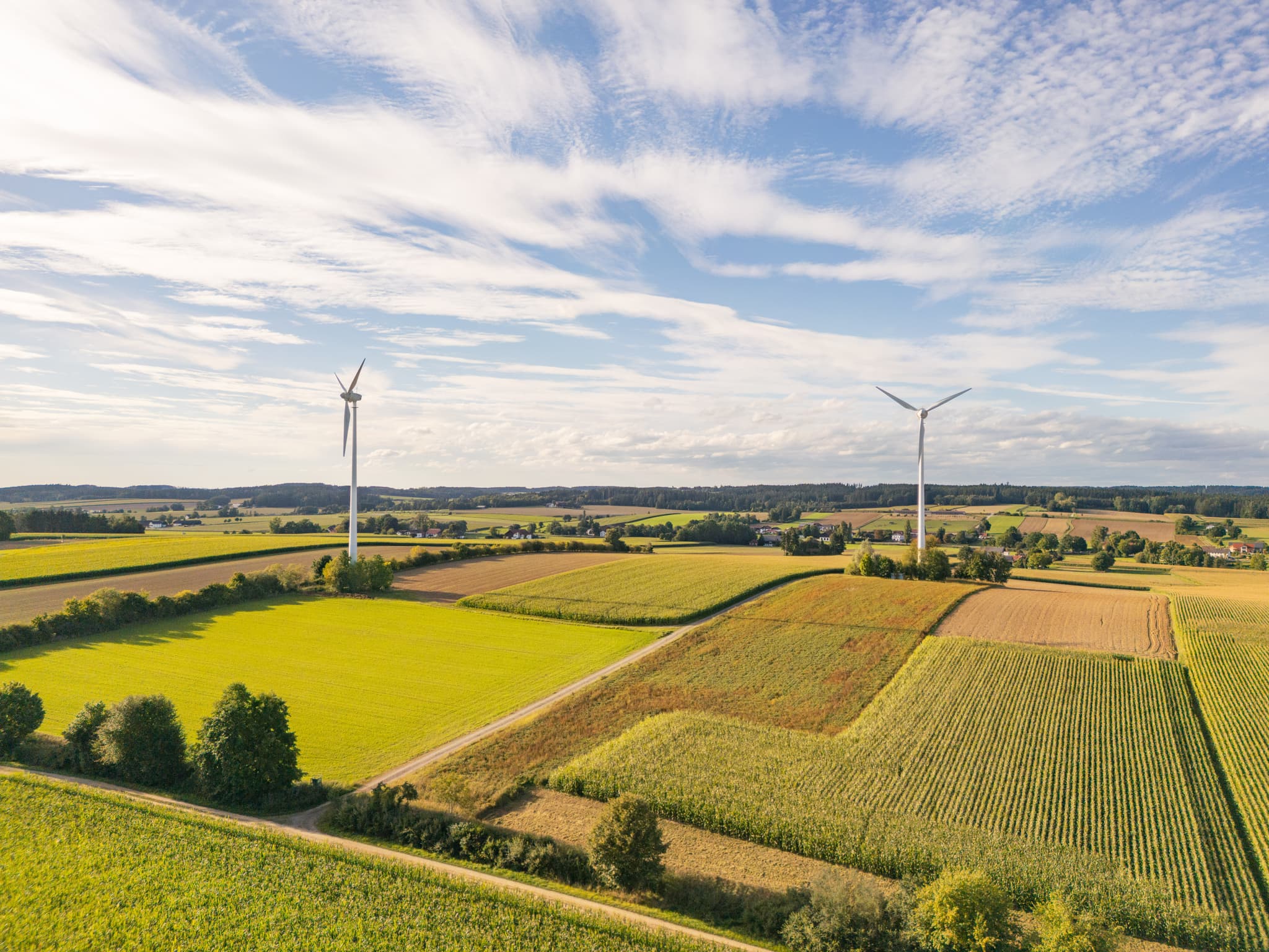 Luftaufnahme Windpark mit zwei Windrädern nahe Dirnaich, Gangkofen, Landkreis Rottal-Inn, Niederbayern. Landschaft mit Feldern im Holzland, Deutschland.