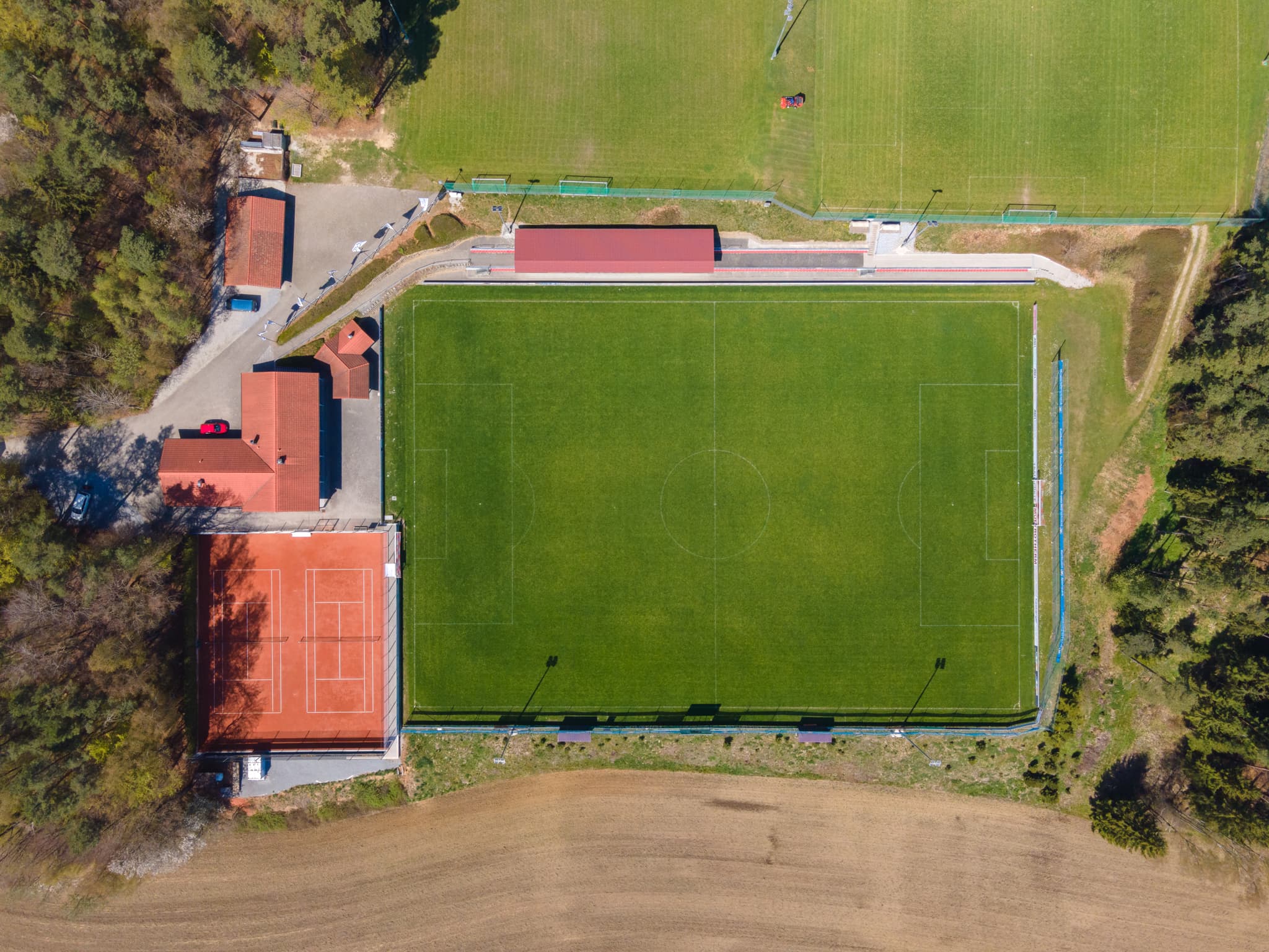 Luftbild des Sportplatzes mit Tennisplatz in Erlbach, Landkreis Altötting, Oberbayern, Fußball Rasen des FC Erlbach.
