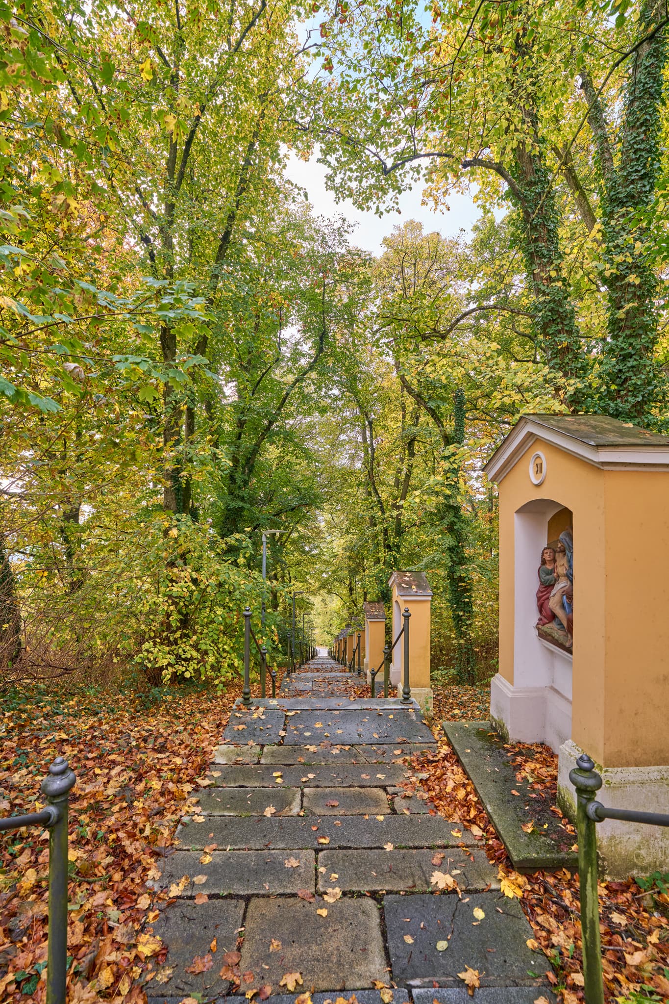 Steiler Kreuzweg / Treppenweg zur Wallfahrtskirche Gartlberg in Pfarrkirchen, Landkreis Rottal-Inn, Niederbayern.