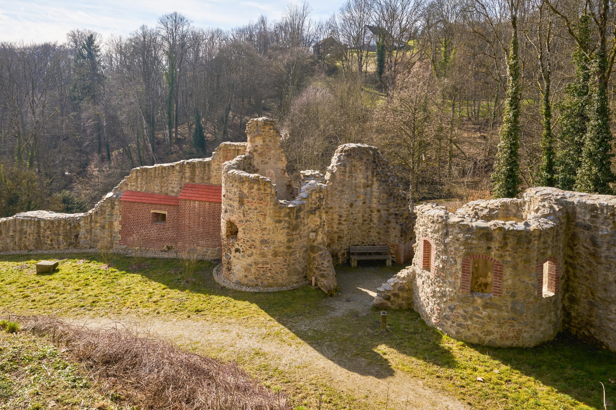 Historischen Ruinen von Schloss Neuburg in Neuburg am Inn, Landkreis Passau, Niederbayern. Ein bedeutsames Bauwerk der Region Donau-Wald, Deutschland.