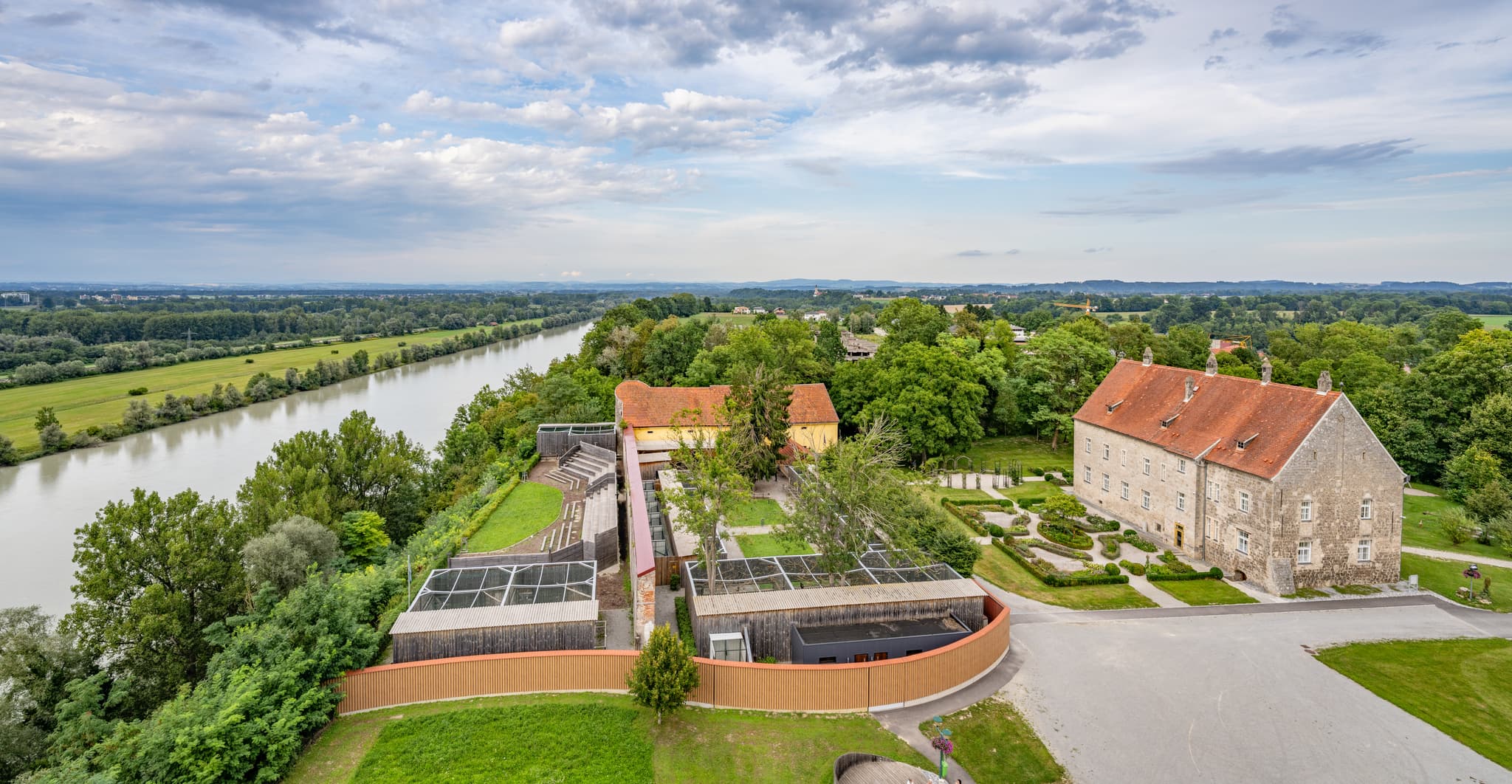 Panoramablick vom Aussichtsturm eINNblick in Obernberg, Bezirk Ried, Oberösterreich. Weitläufige grüne Flusslandschaft am Inn, Österreich.