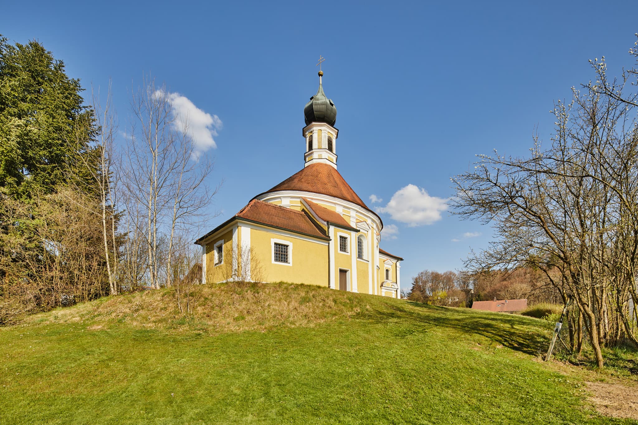 Die Filialkirche Sankt Antonius von Padua steht auf einer Anhöhe in Reischach, einer Gemeinde im Landkreis Altötting in Oberbayern, Deutschland.