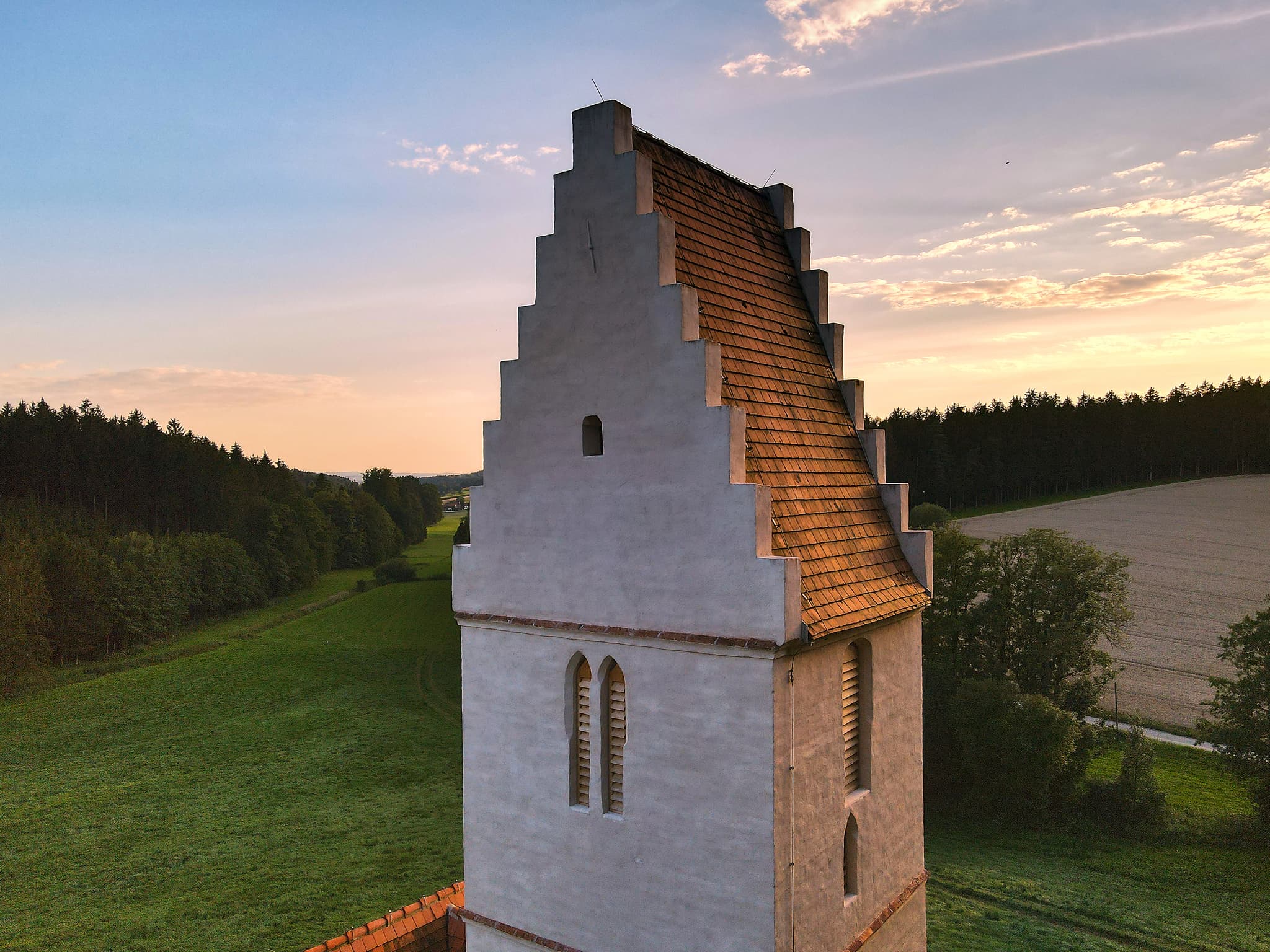 Kirchturm in Sigrün, Pleiskirchen, Altötting, Oberbayern, Inn-Salzach, Bayern, Deutschland. Das Bild zeigt den Kirchturm bei Sonnenuntergang.