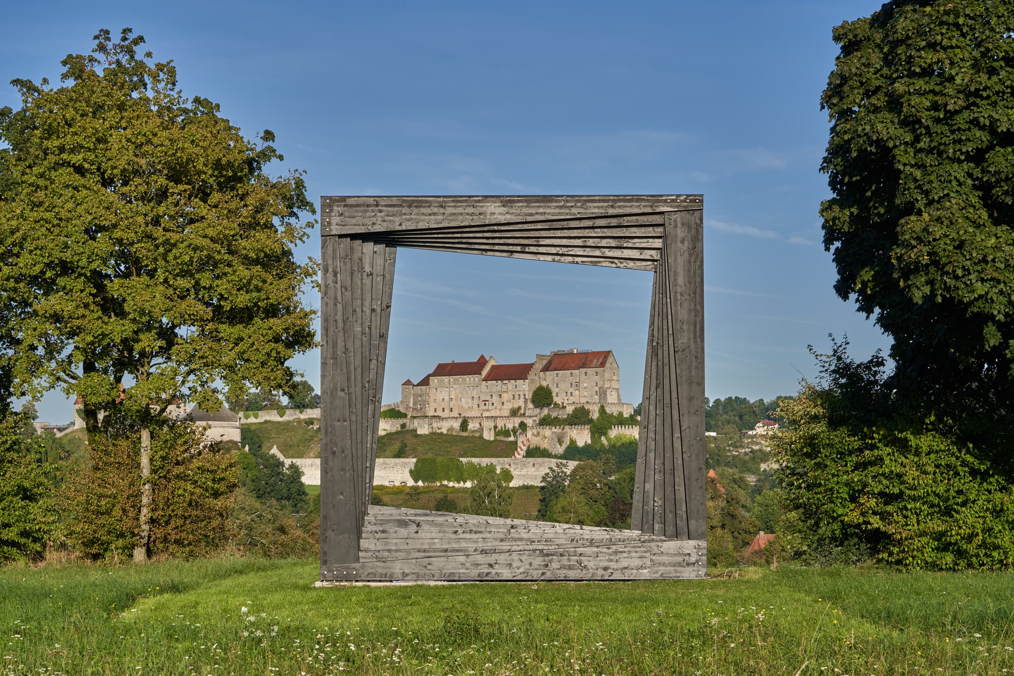 Bilderrahmen aus Holz rahmt die Burg Burghausen ein. Napoleonshöhe, Landkreis Altötting, Region Inn-Salzach, Deutschland.