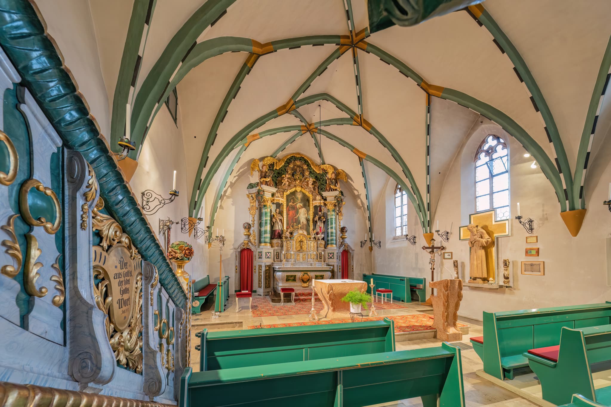 Innenansicht der Pfarrkirche St. Johannes der Täufer in Weng, Bad Griesbach im Landkreis Passau, Niederbayern, Deutschland. Ein Juwel im Bäderdreieck.
