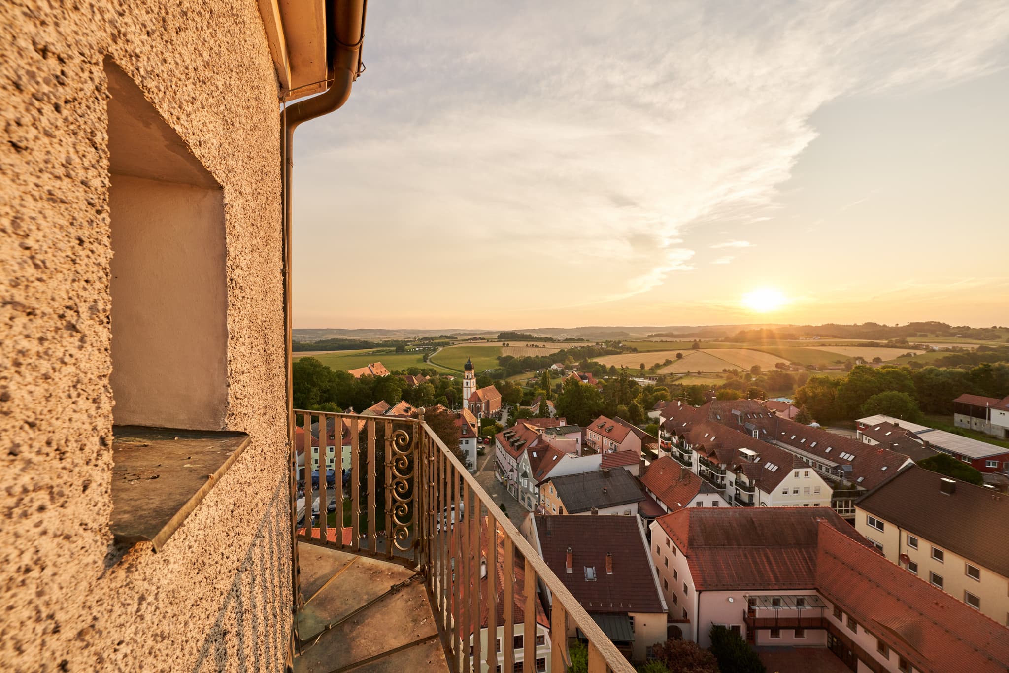 Aussicht von der Pfarrkirche Heilige Familie in Bad Griesbach, Landkreis Passau, Niederbayern, Bayern, Deutschland. Teil der Stadt mit Kirchendach