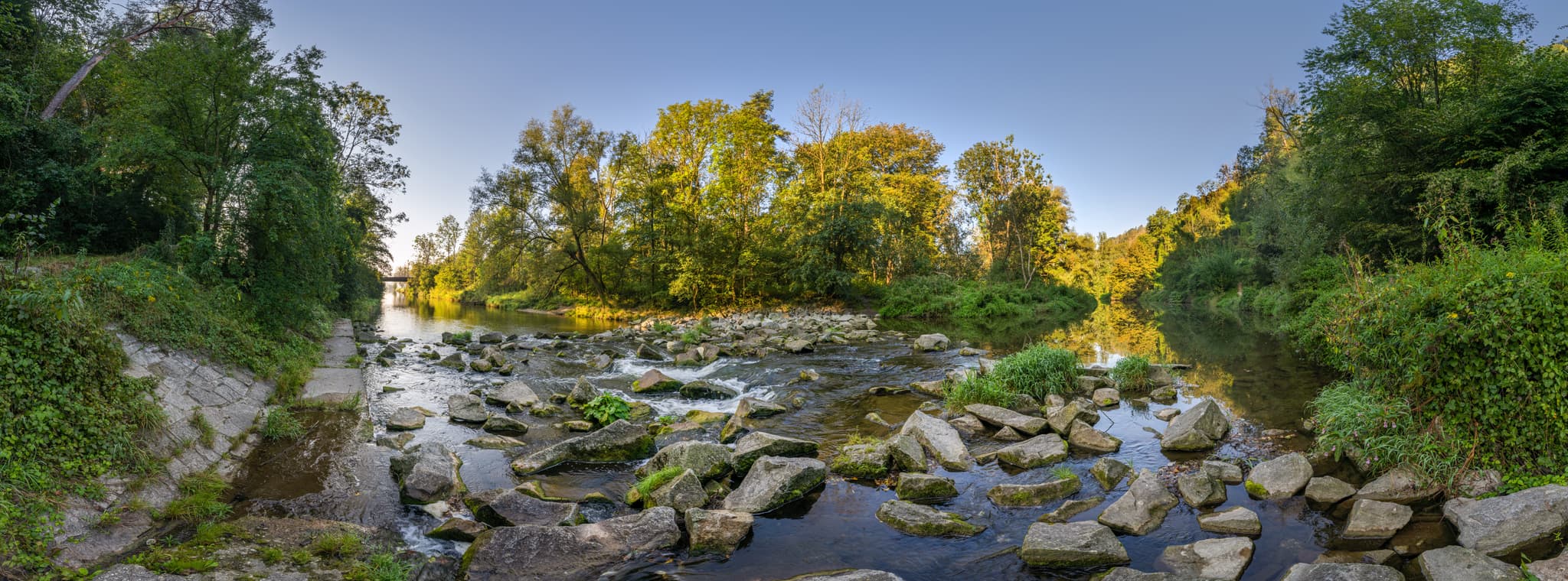 Isen Stromschnelle in Steinhöring, Gemeinde Winhöring, Landkreis Altötting, Oberbayern. Die Inn-Salzach Region in Deutschland. Flusslandschaft und Bäume.