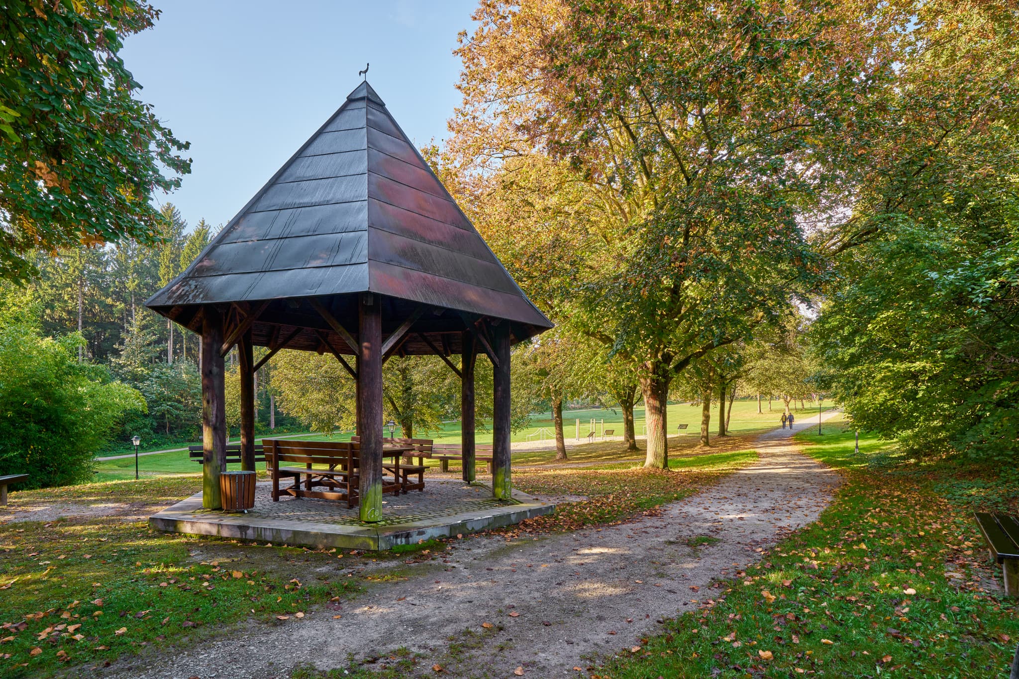 Entdecken Sie den Kurpark in Bad Griesbach im Rottal. Dieser idyllische Ort in Niederbayern, Deutschland, lädt mit seinem Pavillon und den Herbstfarben ein.