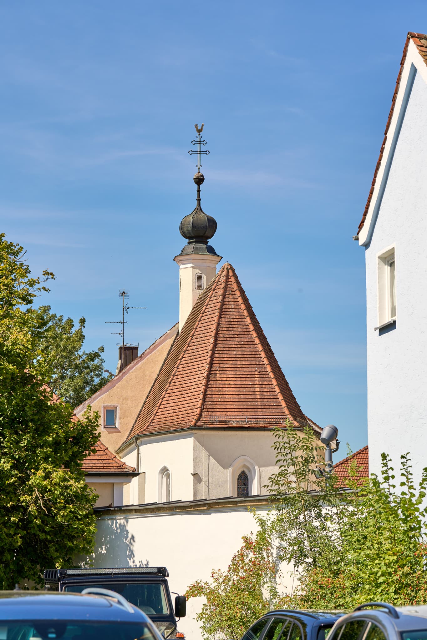 Die historische Friedhofskapelle in Karpfham, Bad Griesbach im Landkreis Passau, Niederbayern, Deutschland. Ein markantes Bauwerk im Bayerischen Wald.