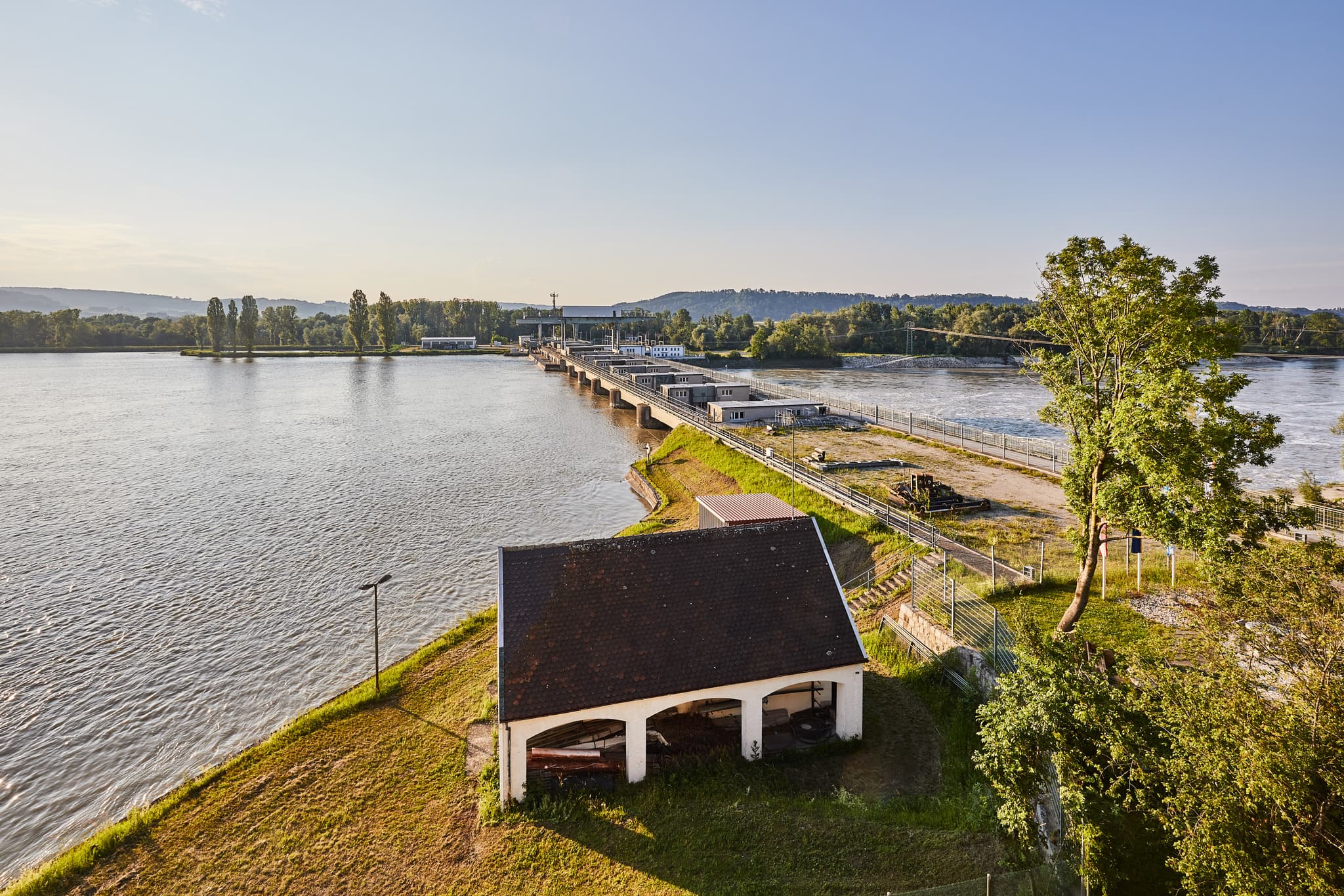 Bootshütte, Kraftwerk am Inn bei Mining, Braunau am Inn, Oberösterreich. Zeigt den Salzstadl und die Burg-Ausstellung Frauenstein im Innviertel, Österreich.