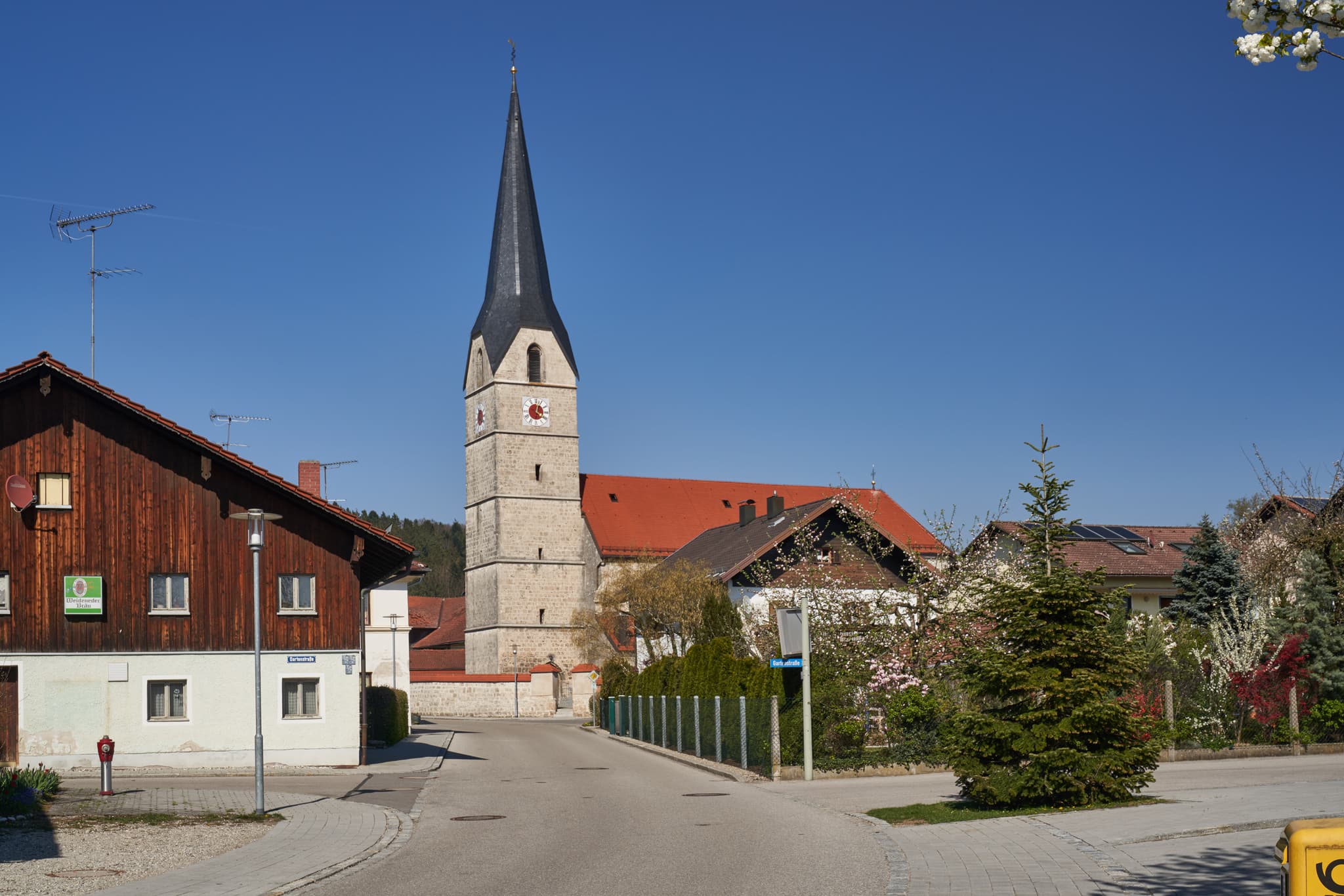 Pfarrkirche St. Laurentius, Stammham am Inn, Landkreis Altötting, Oberbayern, Inn-Salzach Region. Dorfplatz