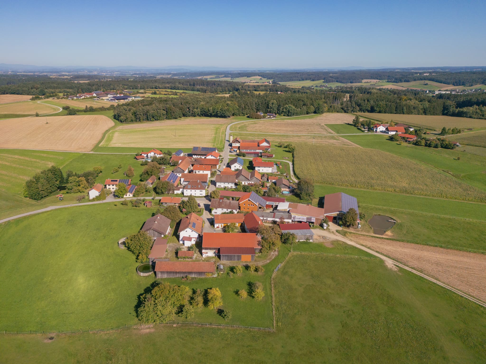 Ortsansicht von Lapperding, Johanniskirchen, Landkreis Rottal-Inn, Niederbayern. Im Holzland, Deutschland, Felder, Wiesen und Wälder. Naturkulisse der Region.