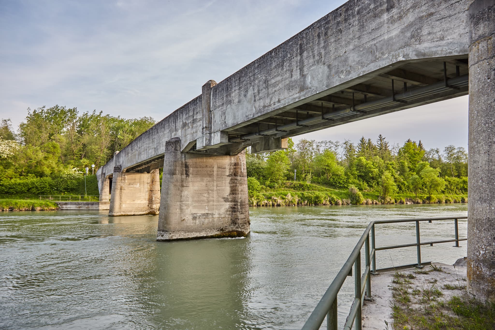 Entdecke die Alte Steinerne Brücke in Töging am Inn, Landkreis Altötting, Oberbayern. Eine malerische Ansicht der Inn-Salzach Region in Deutschland.