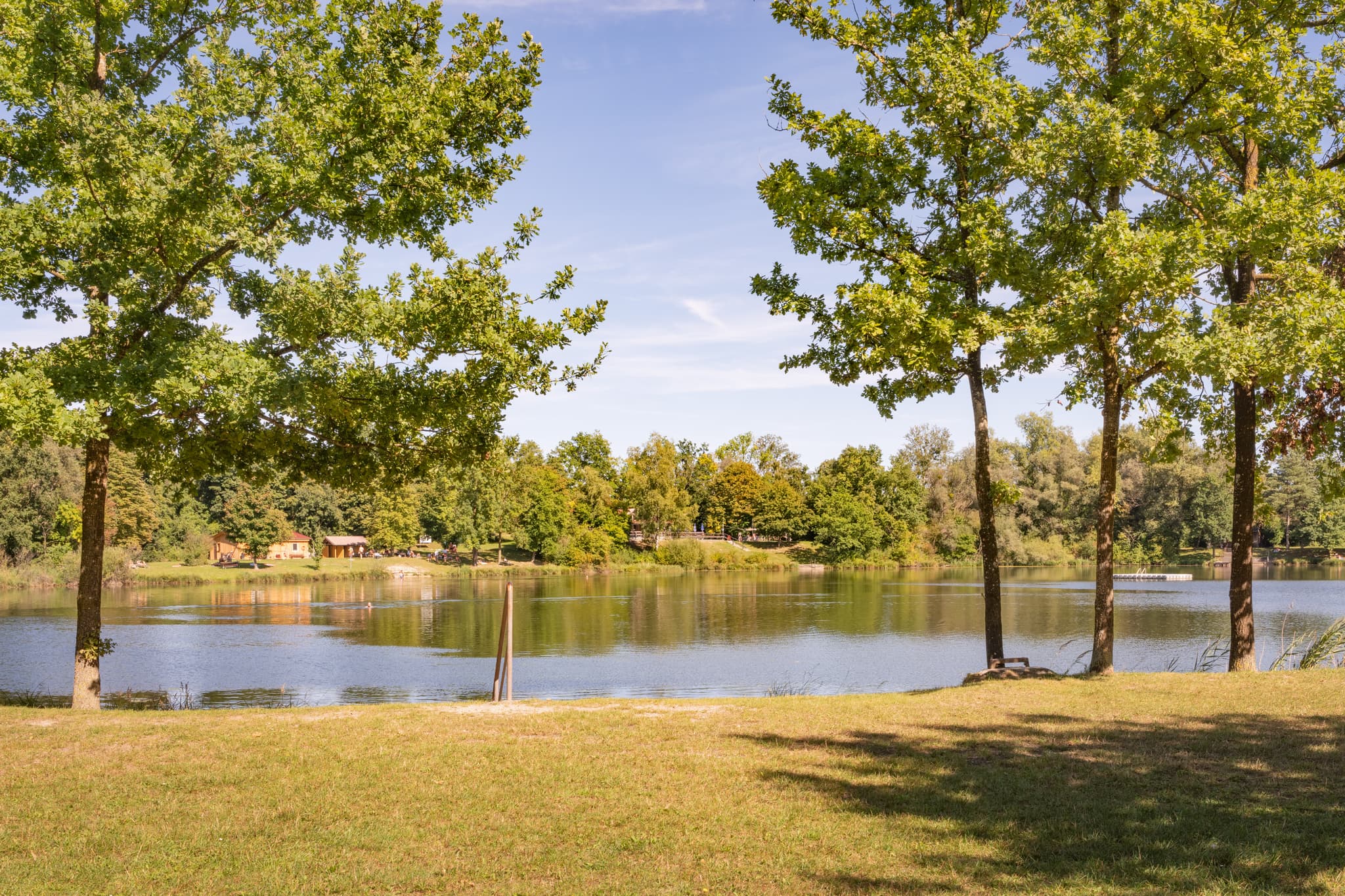 Waldsee Lago Sommer bei Kirchdorf am Inn, Landkreis Rottal-Inn, Niederbayern. Badesee mit grünen Ufern, Bäumen im Bäderdreieck, Deutschland.