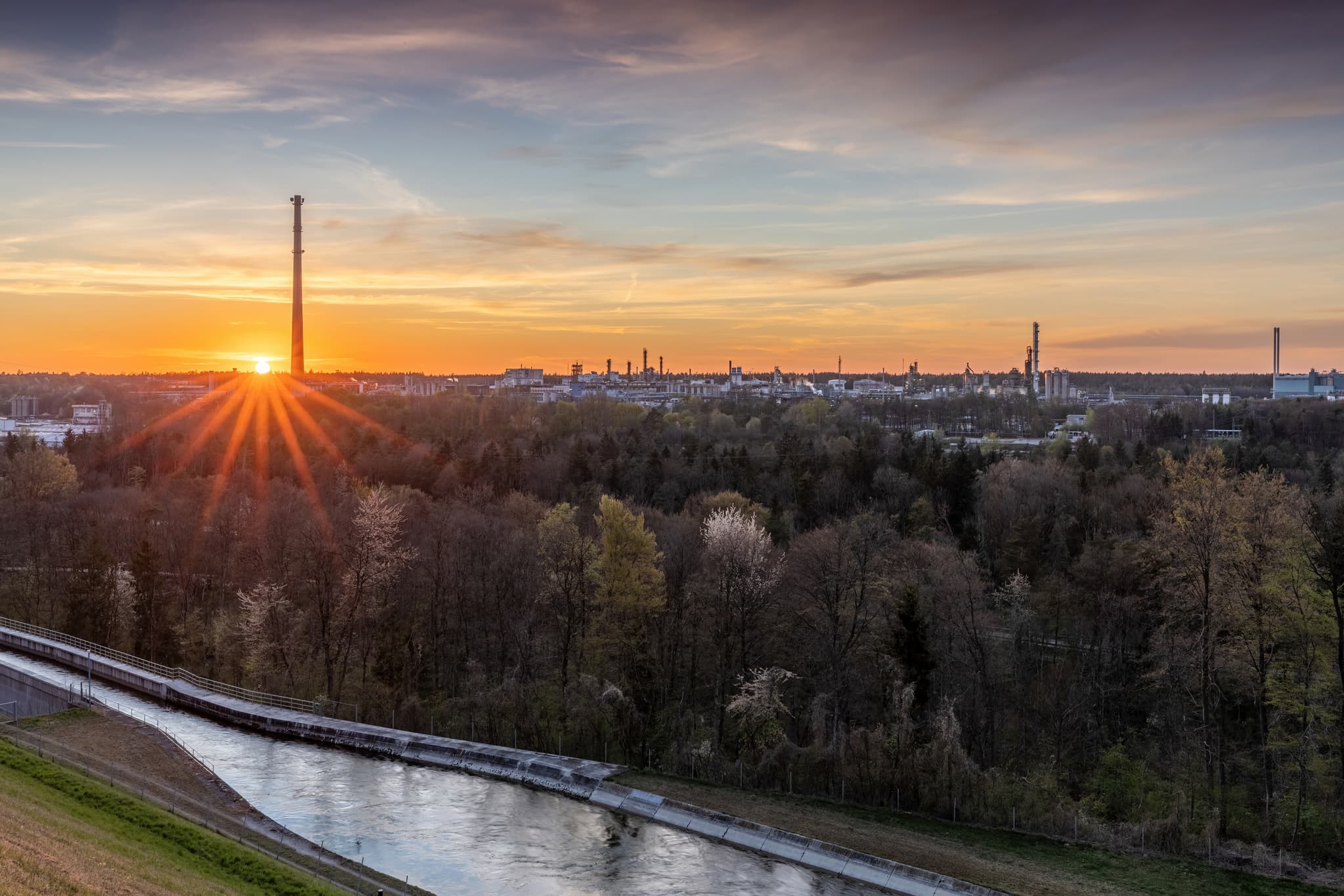 Panoramaansicht des Werks Gendorf am Alzkanal in Burgkirchen. Die Industriestätte im Landkreis Altötting, Oberbayern, Inn-Salzach bei Sonnenuntergang.