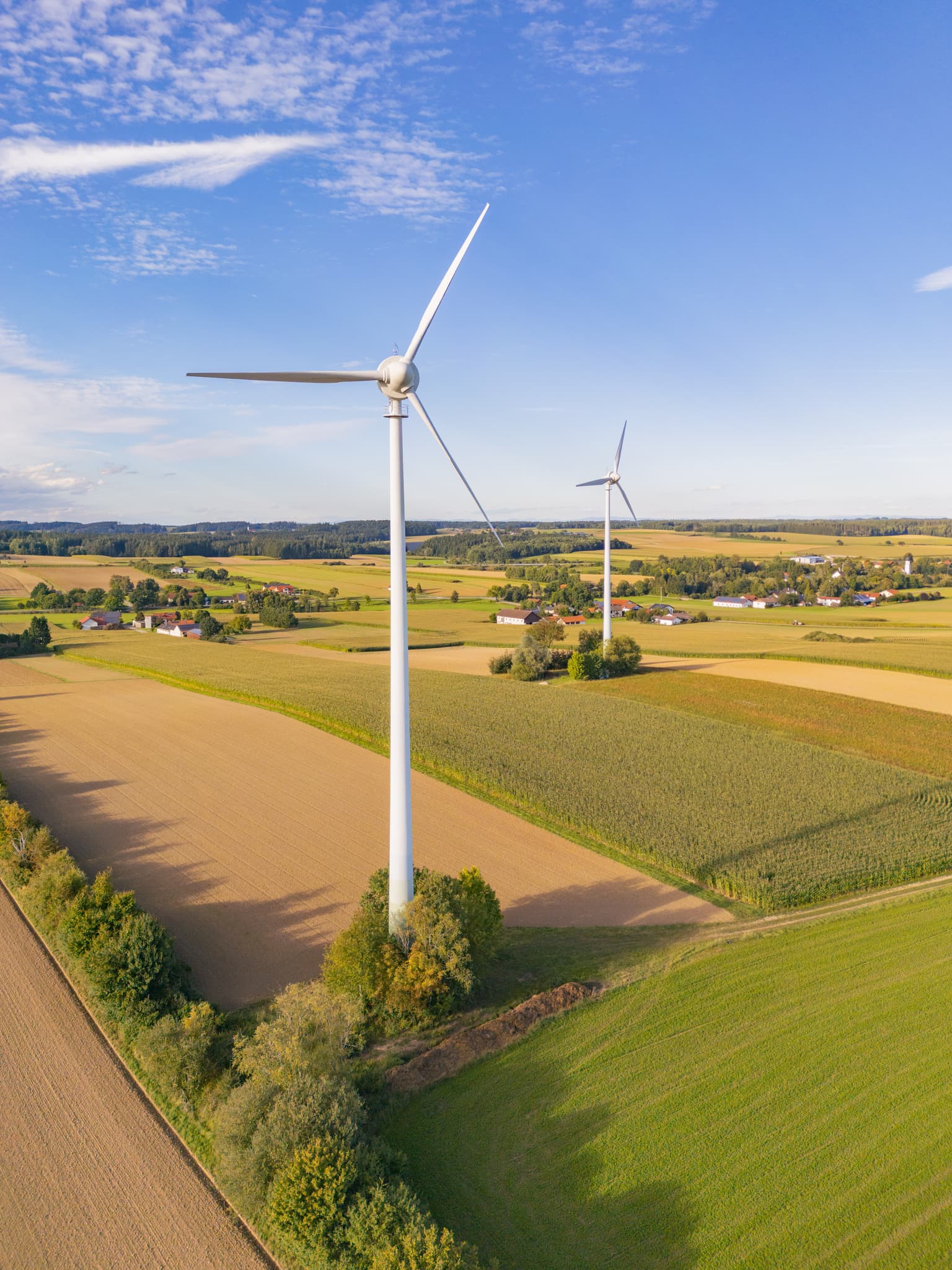Luftaufnahme Windpark mit zwei Windrädern nahe Dirnaich, Gangkofen, Landkreis Rottal-Inn, Niederbayern. Landschaft mit Feldern im Holzland, Deutschland.