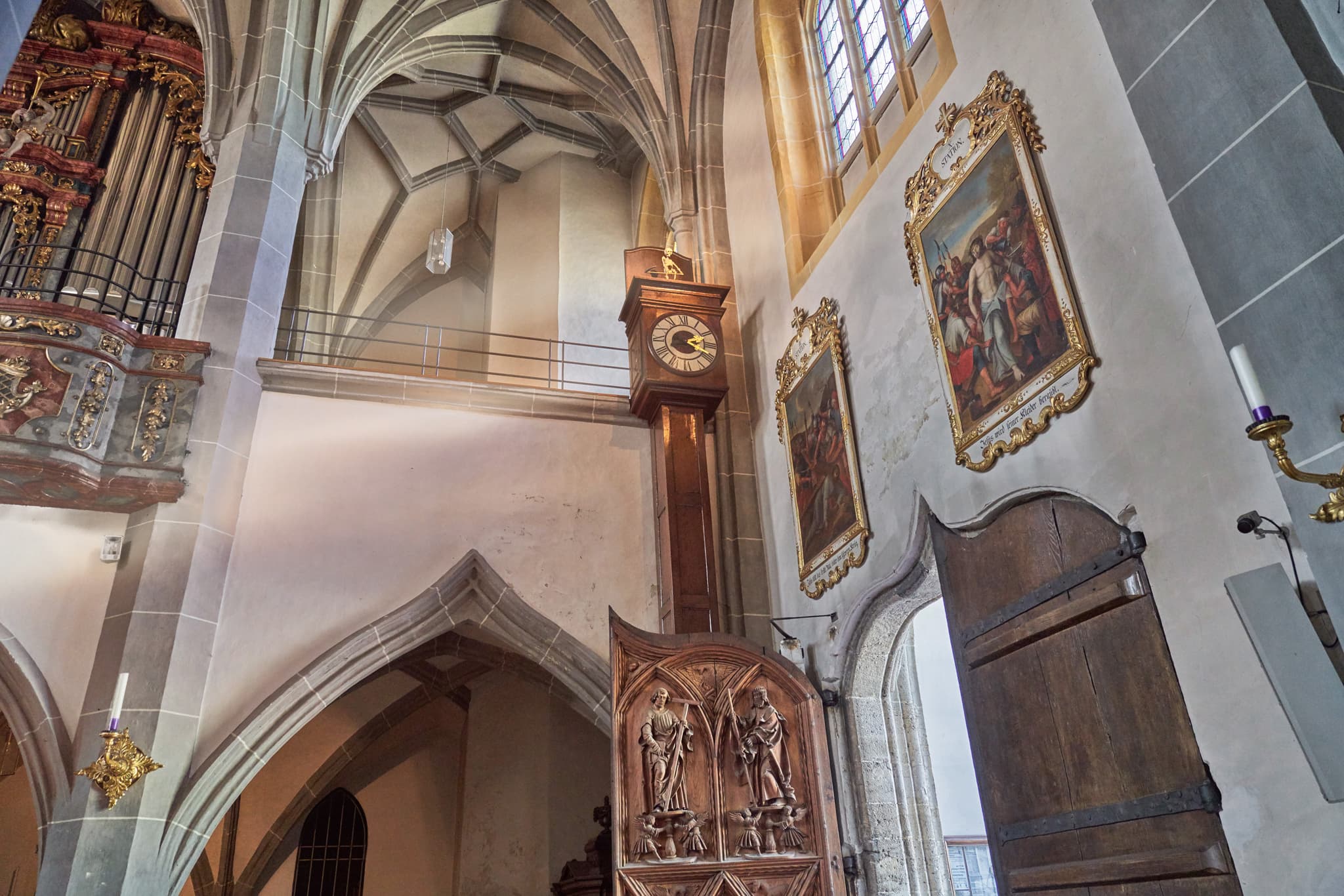 Der „Tod von Altötting“ mäht jede Sekunde ein Menschenleben dahin. Eine bekannte Sehenswürdigkeit gleich hinter dem Eingangsportal der Stiftskirche.