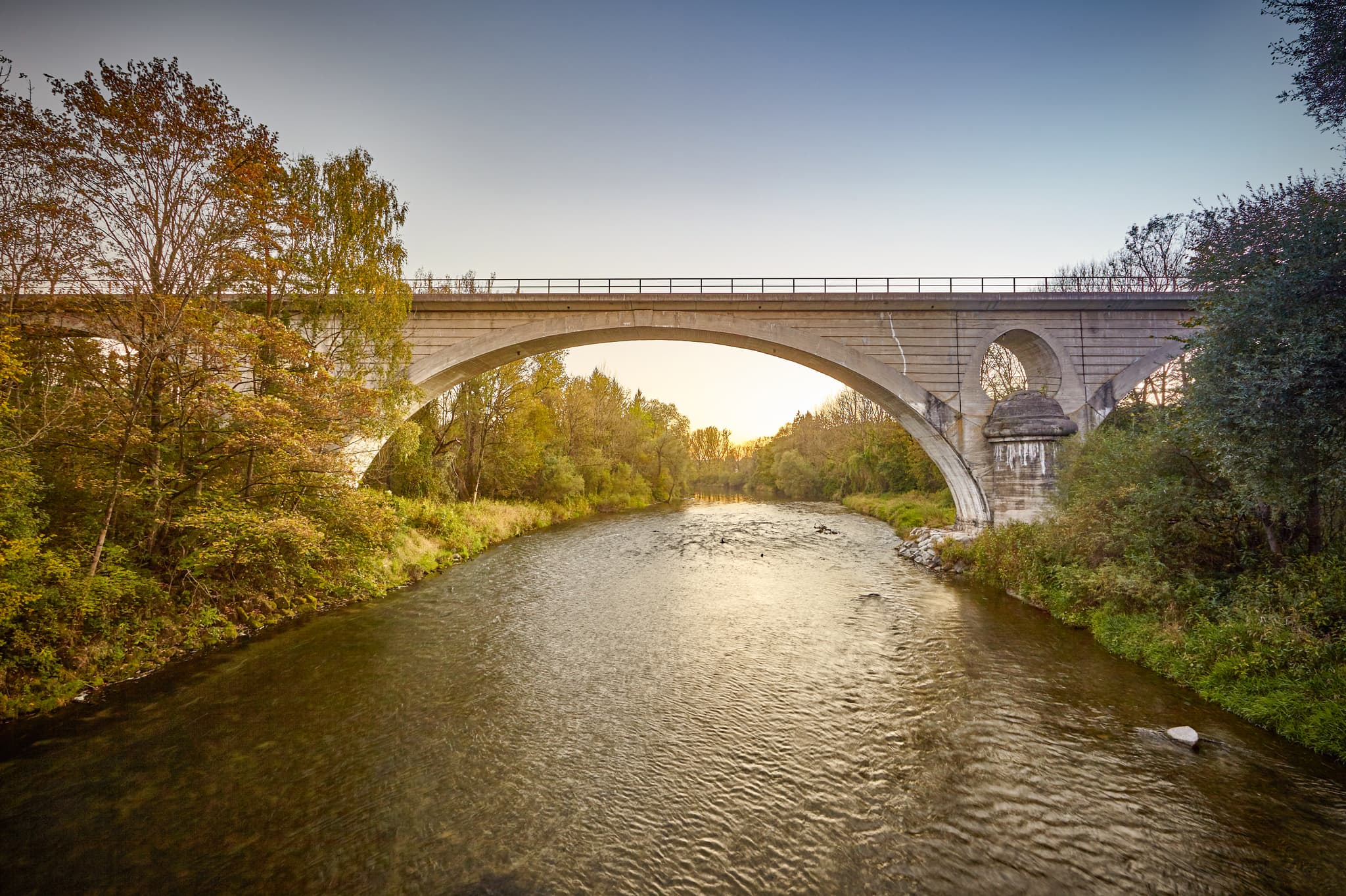 Die Alz Eisenbahn-Brücke bei Garching, gelegen im Landkreis Altötting, Oberbayern. Eine Flusslandschaft in der Region Inn-Salzach, Deutschland.