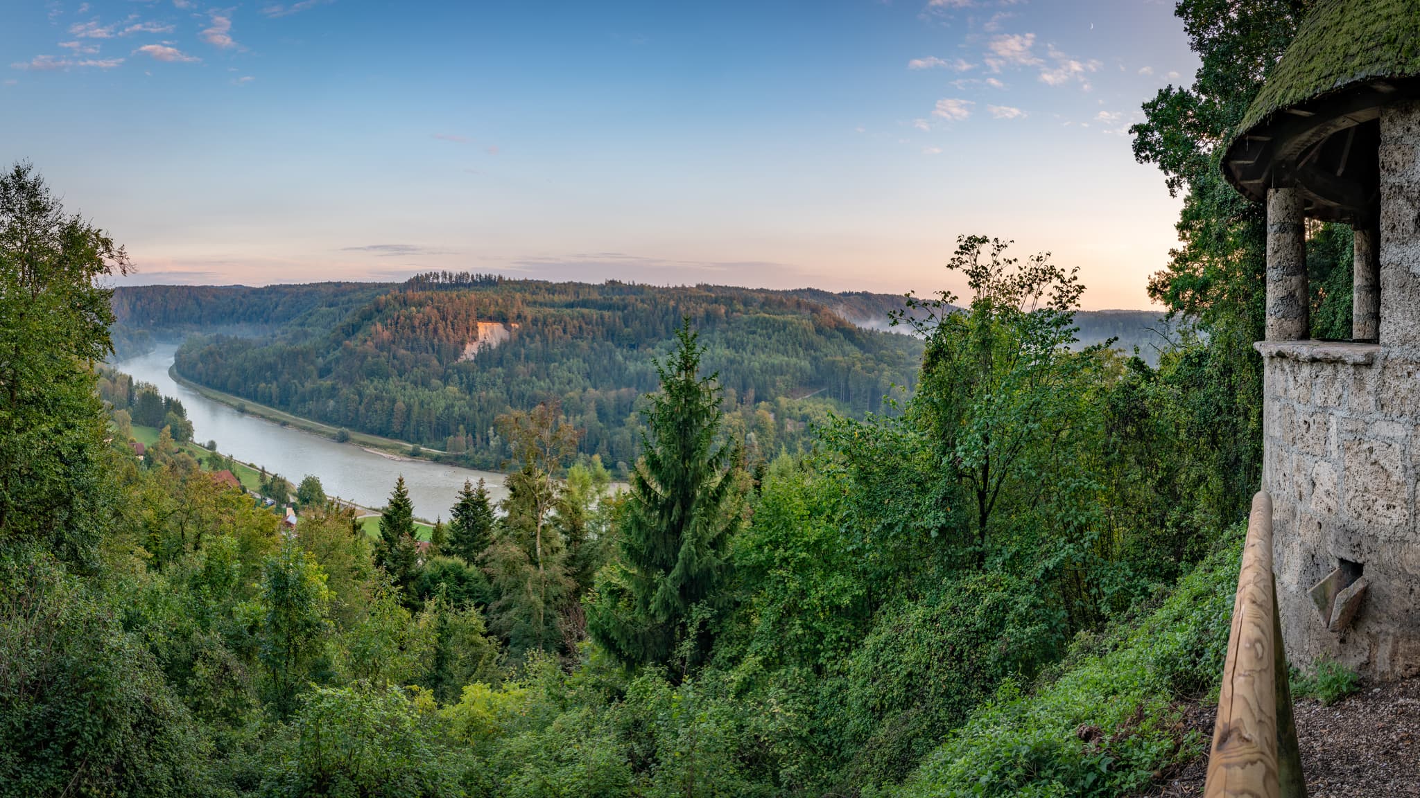 Panorama der Salzach und bewaldeter Landschaft bei Pirach, Burgkirchen, Landkreis Altötting, Oberbayern, Inn-Salzach, Deutschland. Weitläufige Naturansicht.