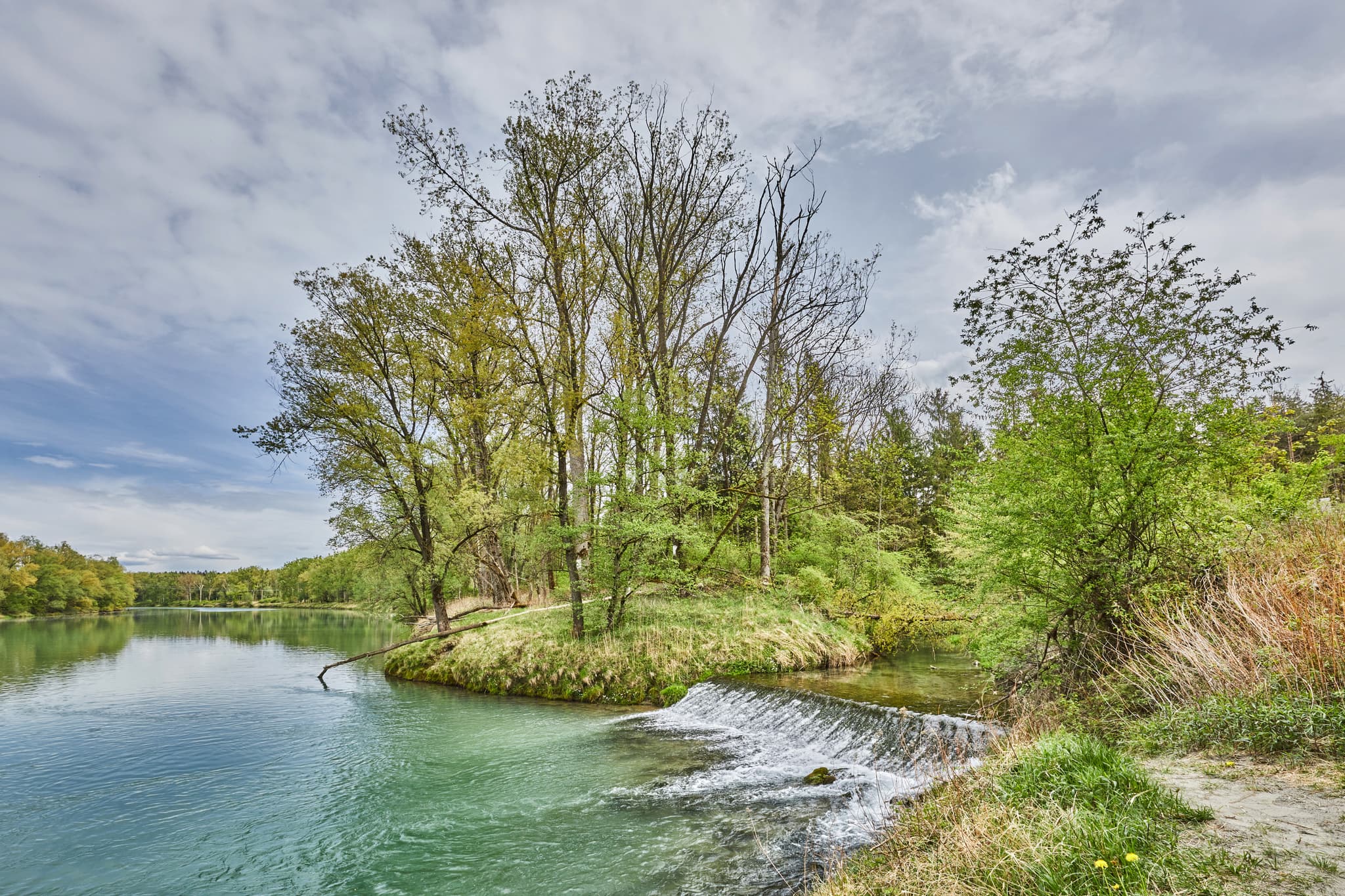 Idyllischer Frühling am Inn Hirschbach Wasserfall bei Teising in Oberbayern, Inn-Salzach Region, Deutschland. Wunderschöne Naturlandschaft.
