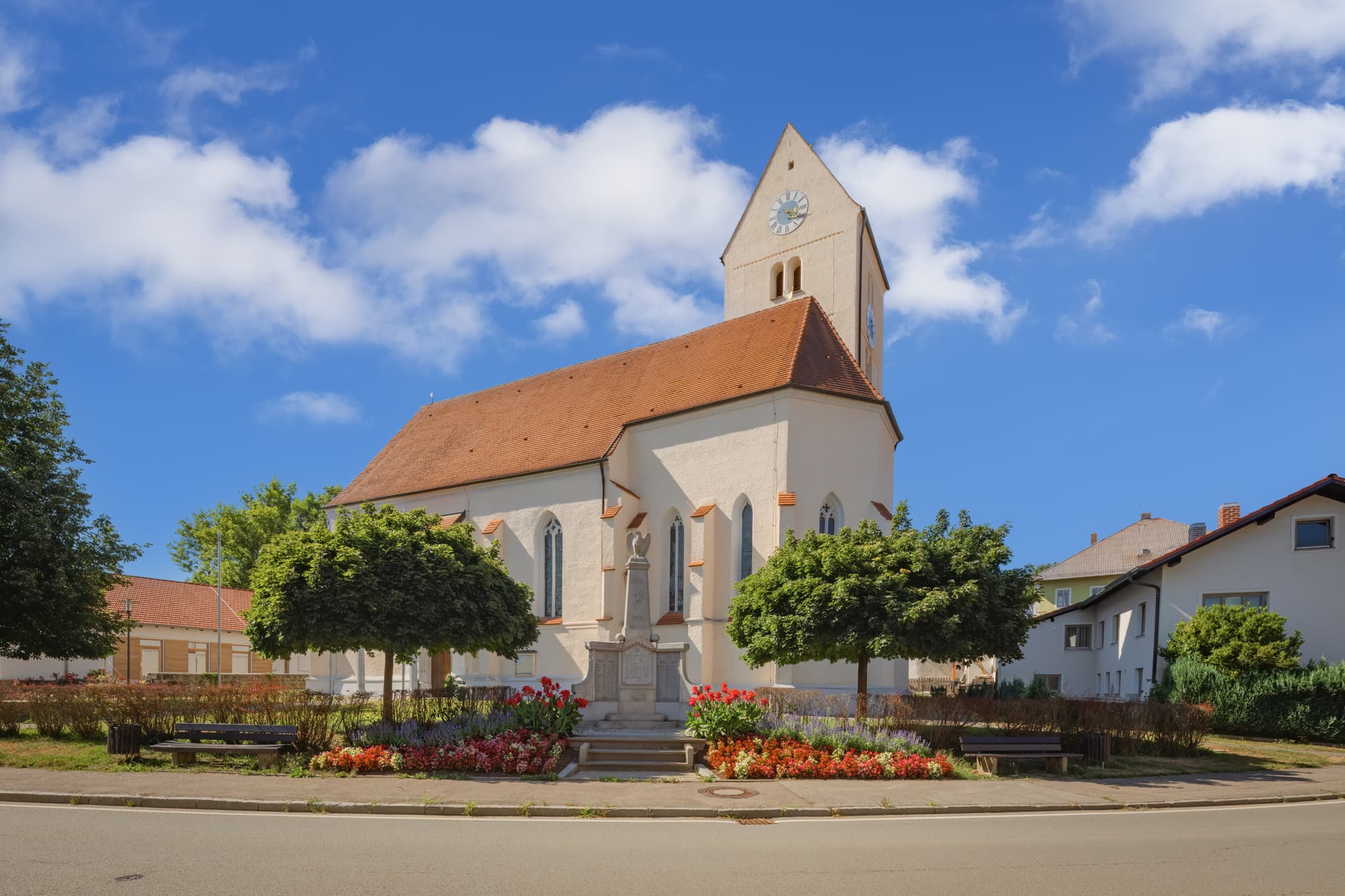 Die Pfarrkirche St. Valentin in Reutern, Ortsteil von Bad Griesbach im Landkreis Passau, Niederbayern, Deutschland. Ein Bauwerk der Region Bäderdreieck.