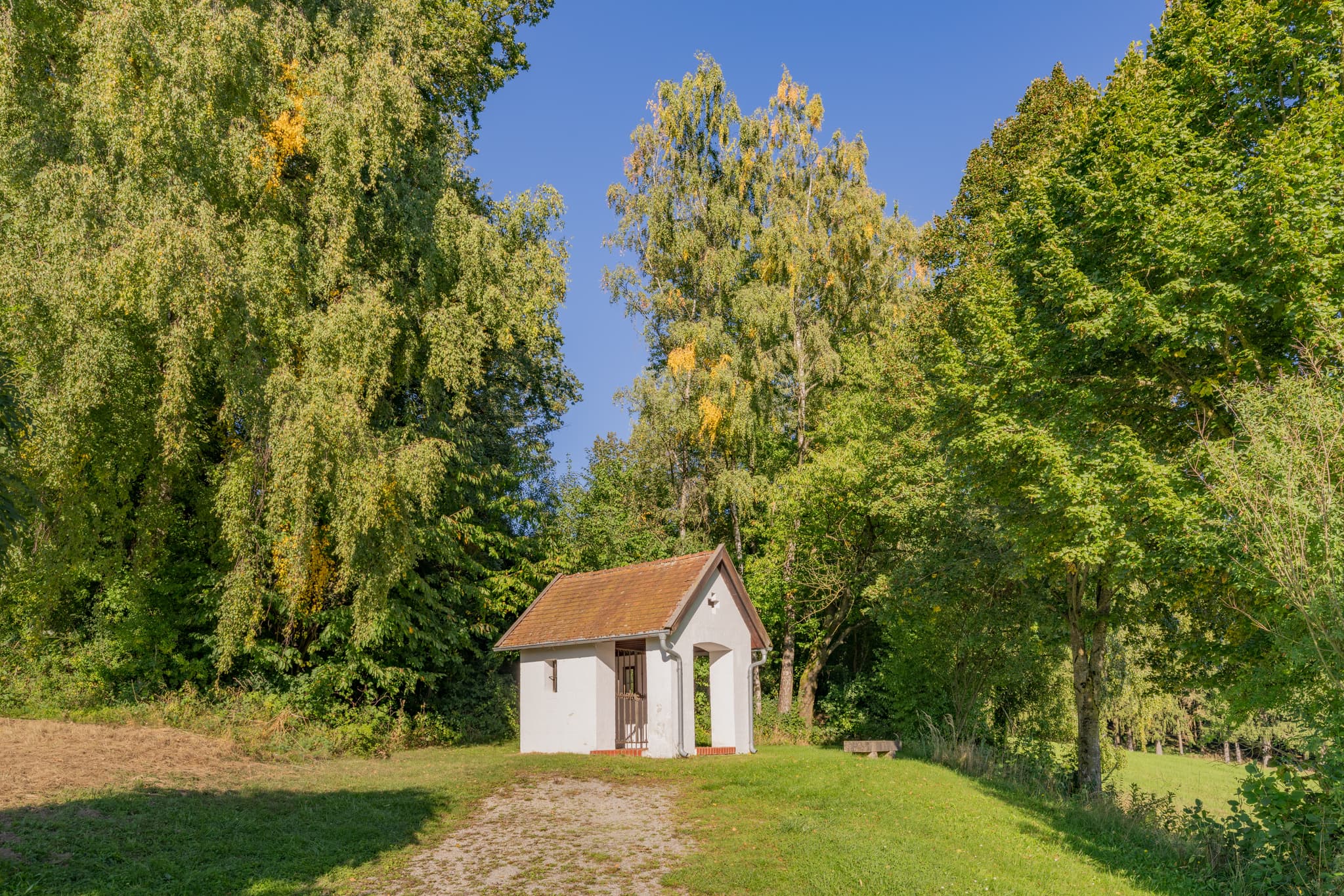 Die Bruder Konrad Kapelle in Hirschbach bei Bad Birnbach, Landkreis Rottal-Inn, Niederbayern im Bäderdreieck, Deutschland, umgeben von Wäldern und Natur.