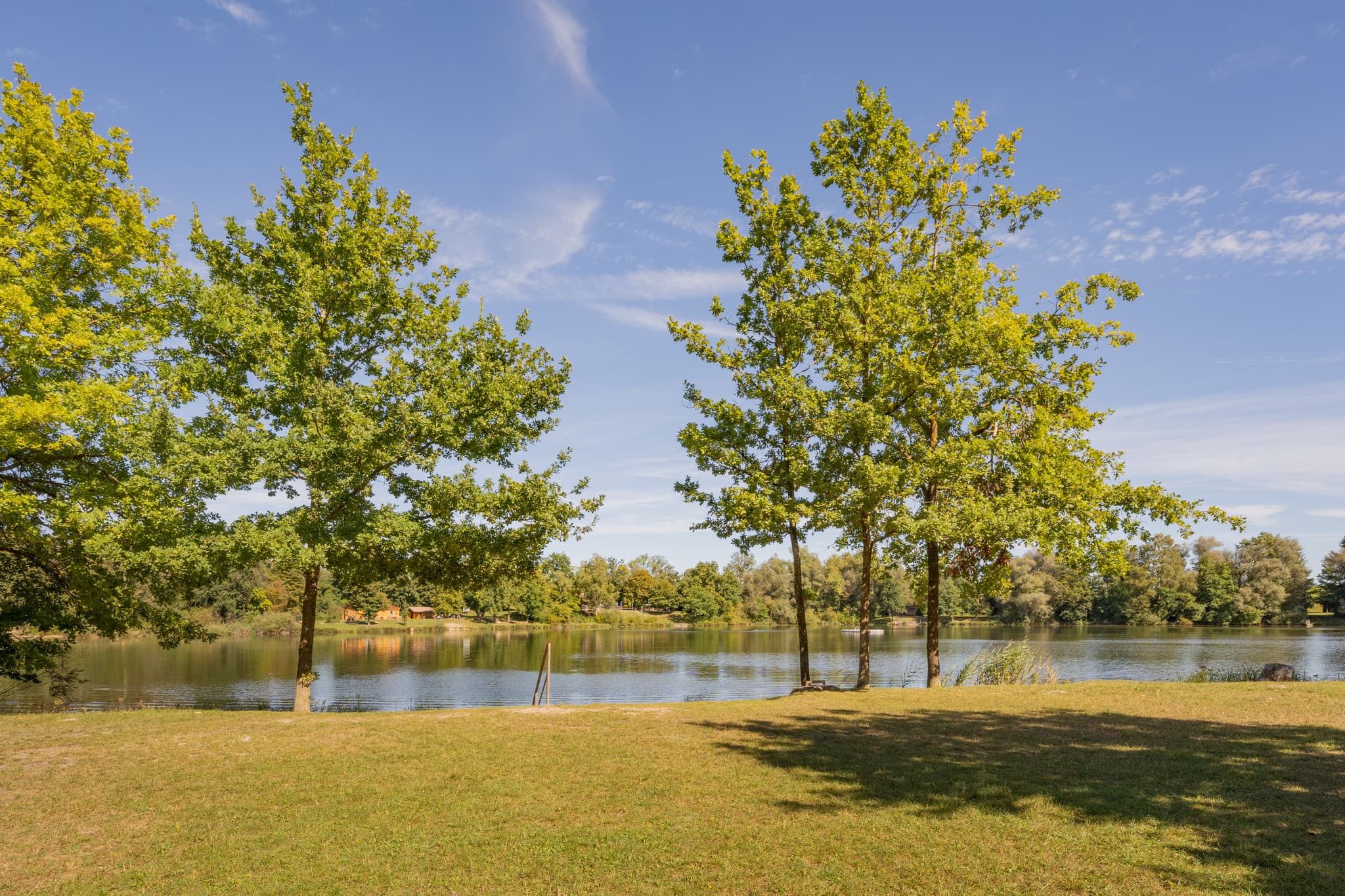 Idyllischer Sommertag am Waldsee Lago Sommer in Kirchdorf am Inn, Landkreis Rottal-Inn, Niederbayern, Deutschland. Der Badesee liegt im schönen Bäderdrieck.