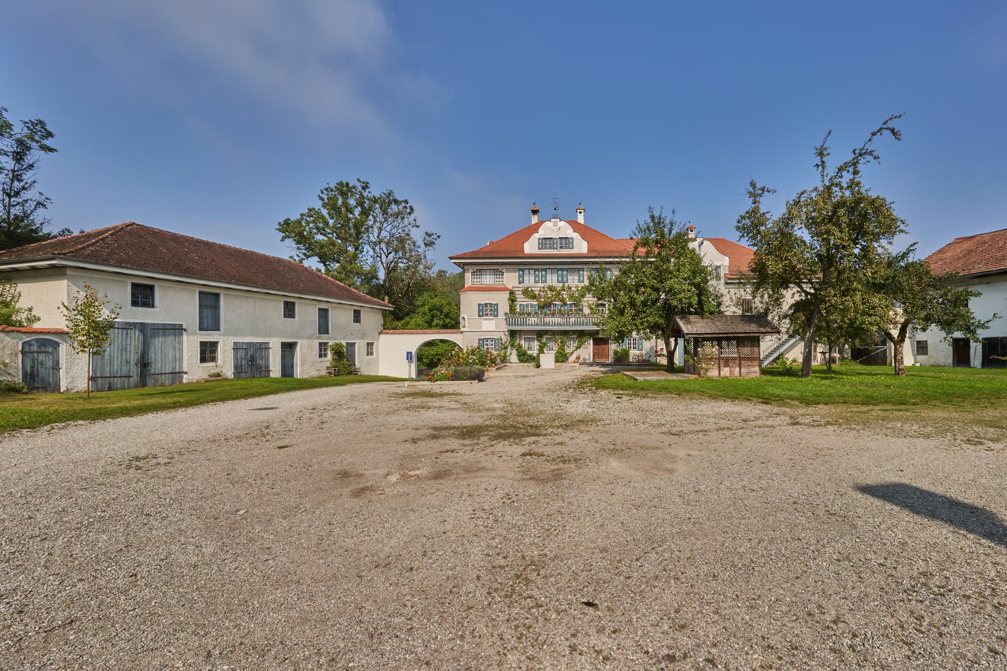 Engfurt Herrenhaus a.d. Klause in Töging am Inn, Landkreis Altötting, Oberbayern. Idyllische Szene im Herzen der Region Inn-Salzach, Deutschland.