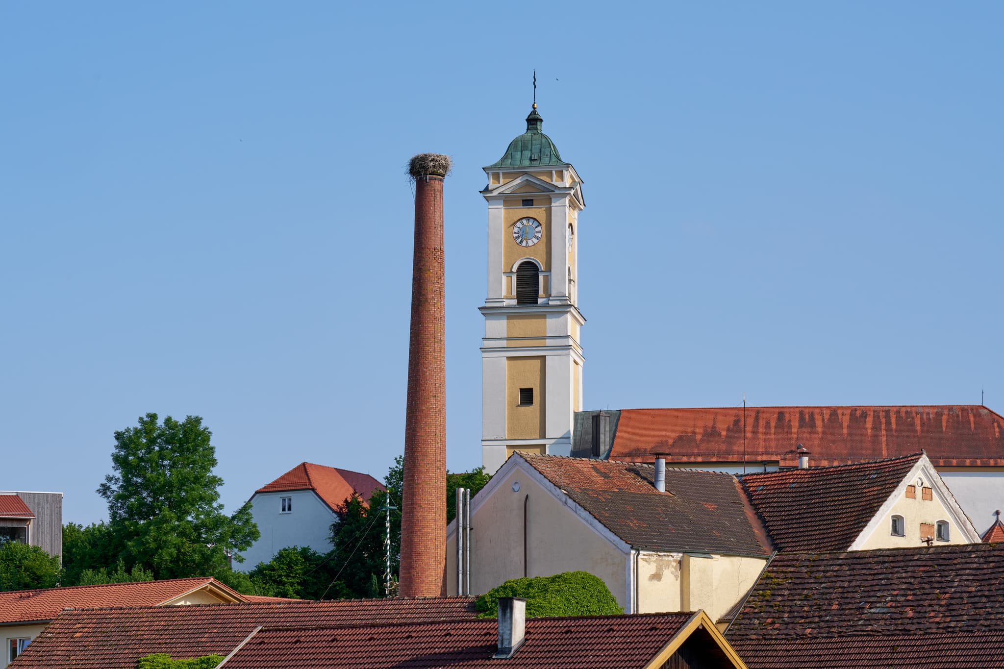 Blick auf den Graf Arco Turm mit Storchennest in Bad Birnbach, Rottal-Inn, Niederbayern. Kirchturm und Dächer dieser deutschen Bäderdreieck-Region.