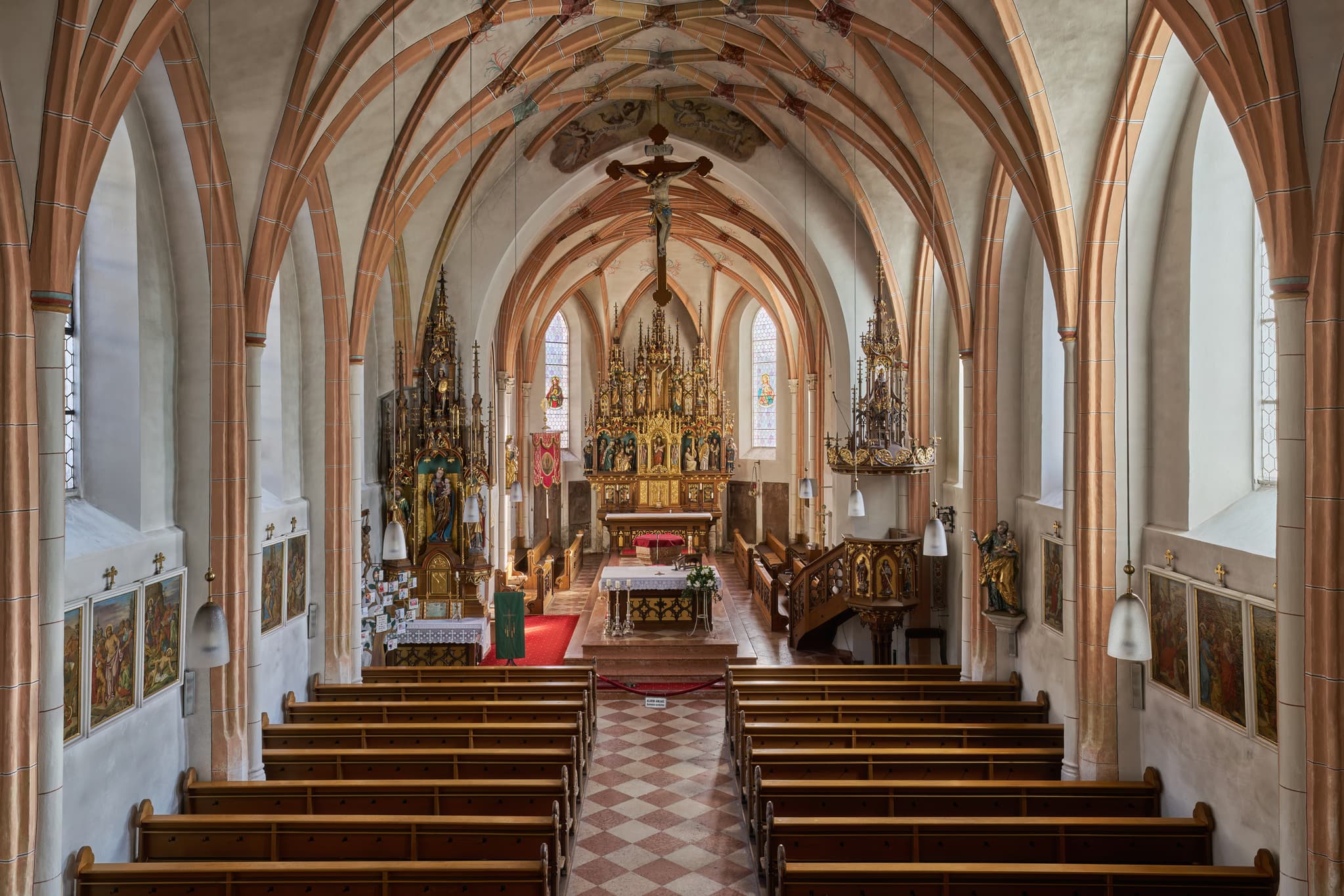 Innenansicht der Pfarrkirche St. Martinus in Zeilarn, Landkreis Rottal-Inn, Niederbayern. Kirche im Holzland, Architektur, Gewölbedecke, Altären und Holzbänken.