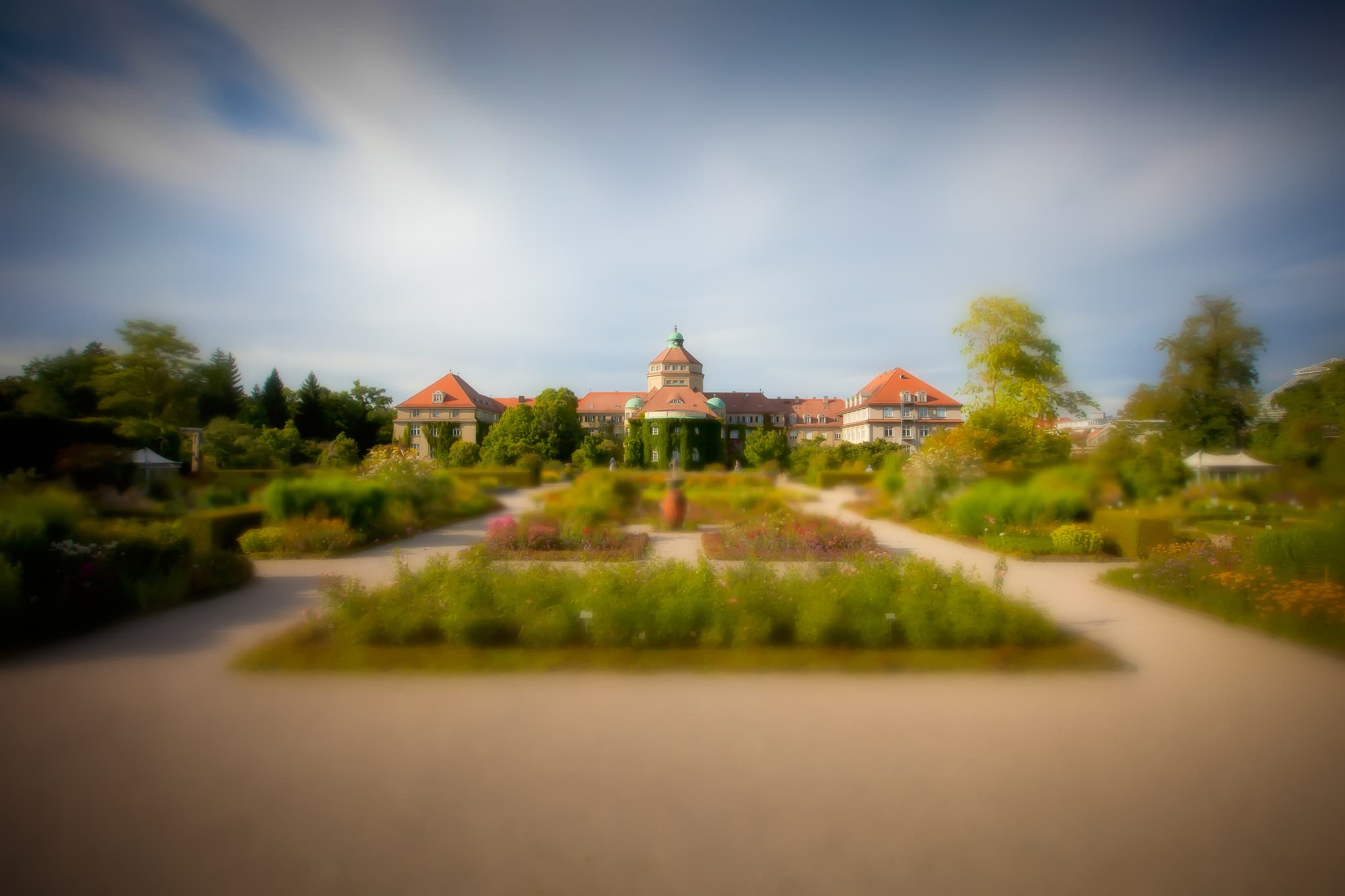 Botanischer Garten München mit prächtigem Gebäude. Eine weitläufige Parkanlage in München, Landkreis München (Stadt), Oberbayern, Deutschland. Eine grüne Oase.