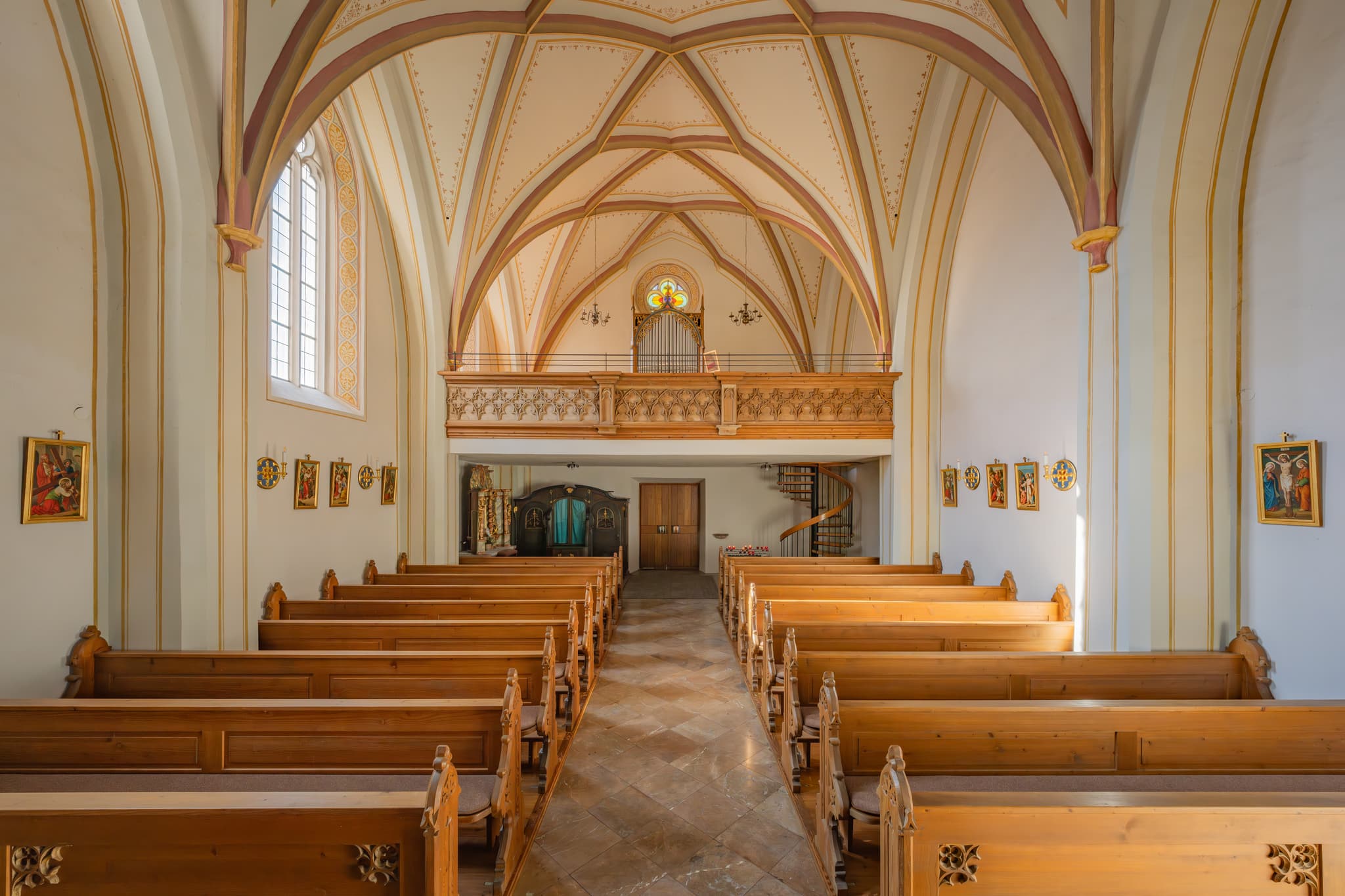 Emporen-Ansicht, Friedhofskirche St. Michael. Empore der Kirche, Stadt Bad Griesbach, Passau, Niederbayern, Bayern, Deutschland.