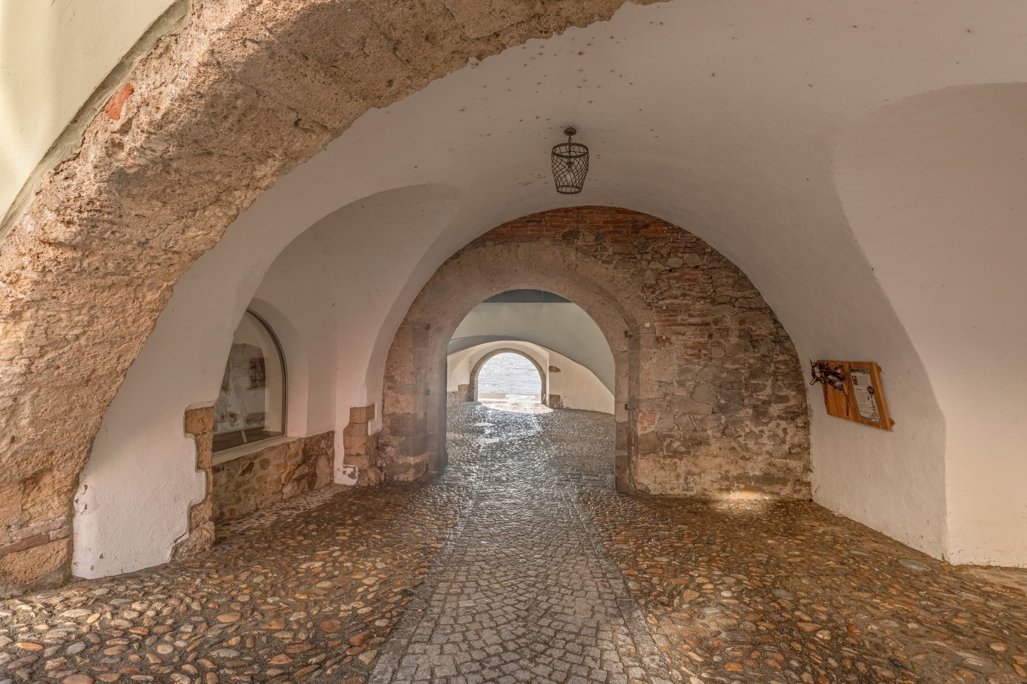 Zur Inn-Promenade, Durchgang mit Kopfsteinpflaster in Schärding, Bezirk Ried, Oberösterreich, Innviertel, Österreich.