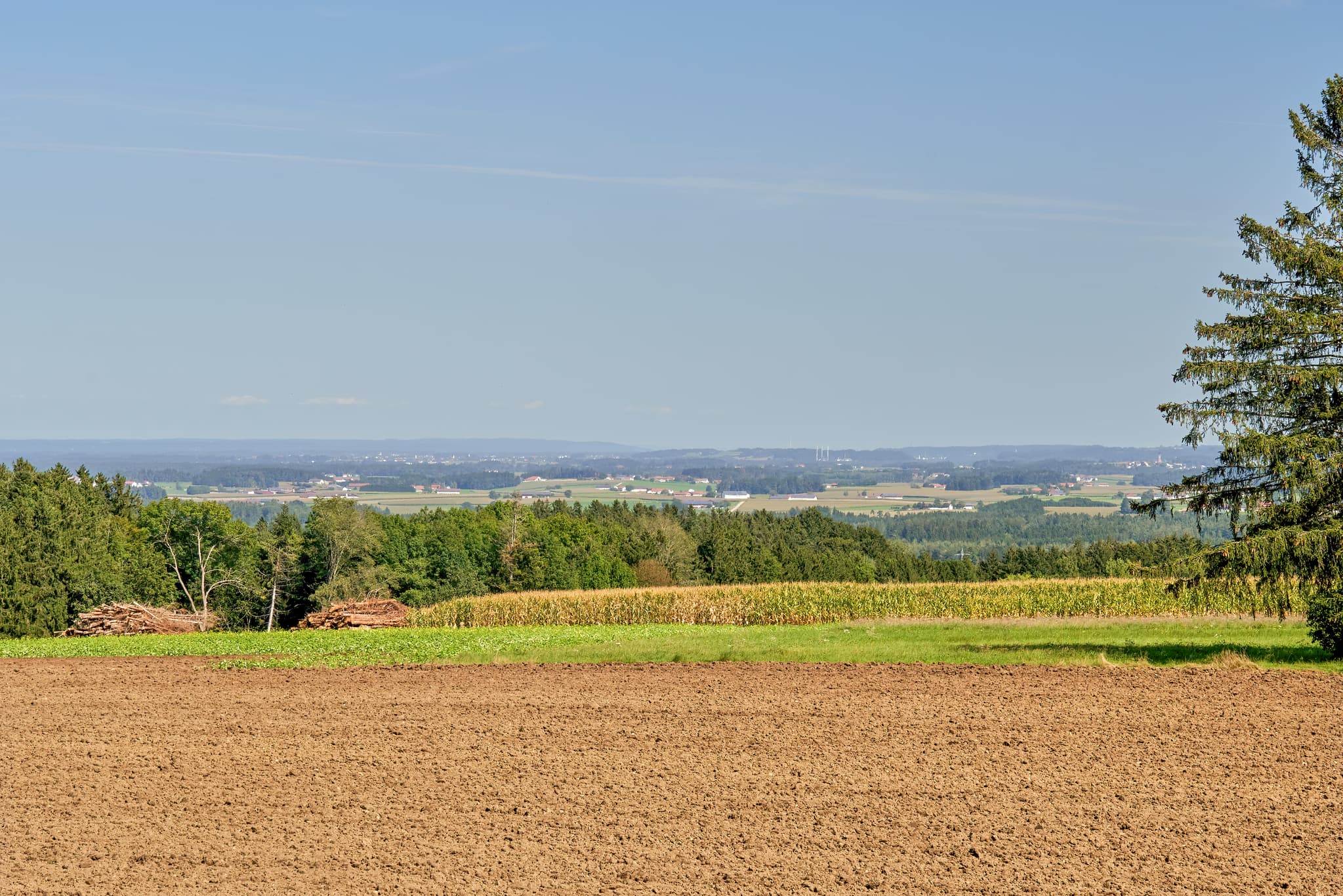 Panoramablick vom Aussichtsturm in Schnaitsee, Landkreis Traunstein, Oberbayern. Eine charakteristische Ansicht der Region Chiemgau, Deutschland.