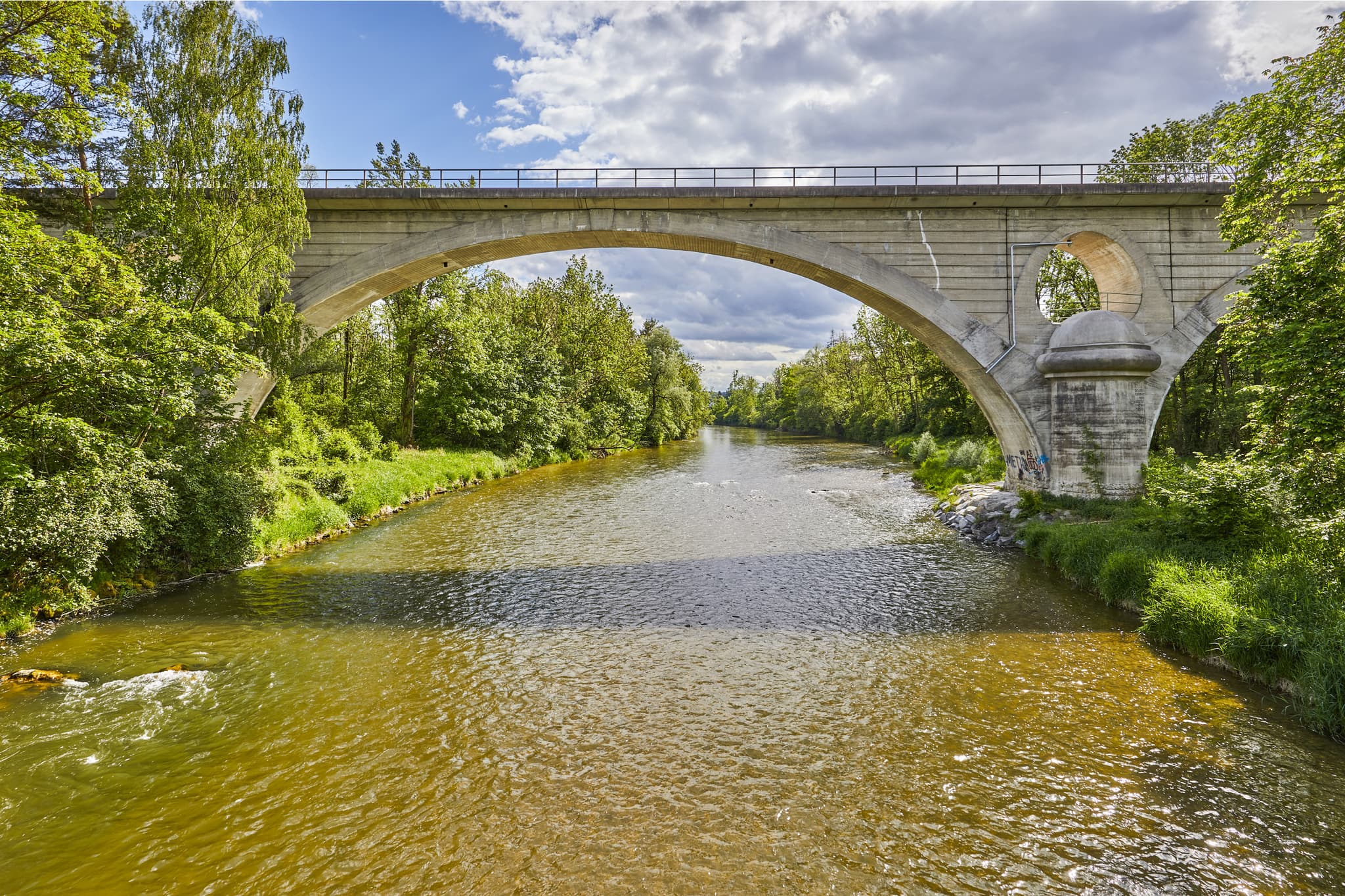 Die Eisenbahnbrücke über die Alz bei Garching, Landkreis Altötting, Oberbayern, Region Inn-Salzach, Deutschland.